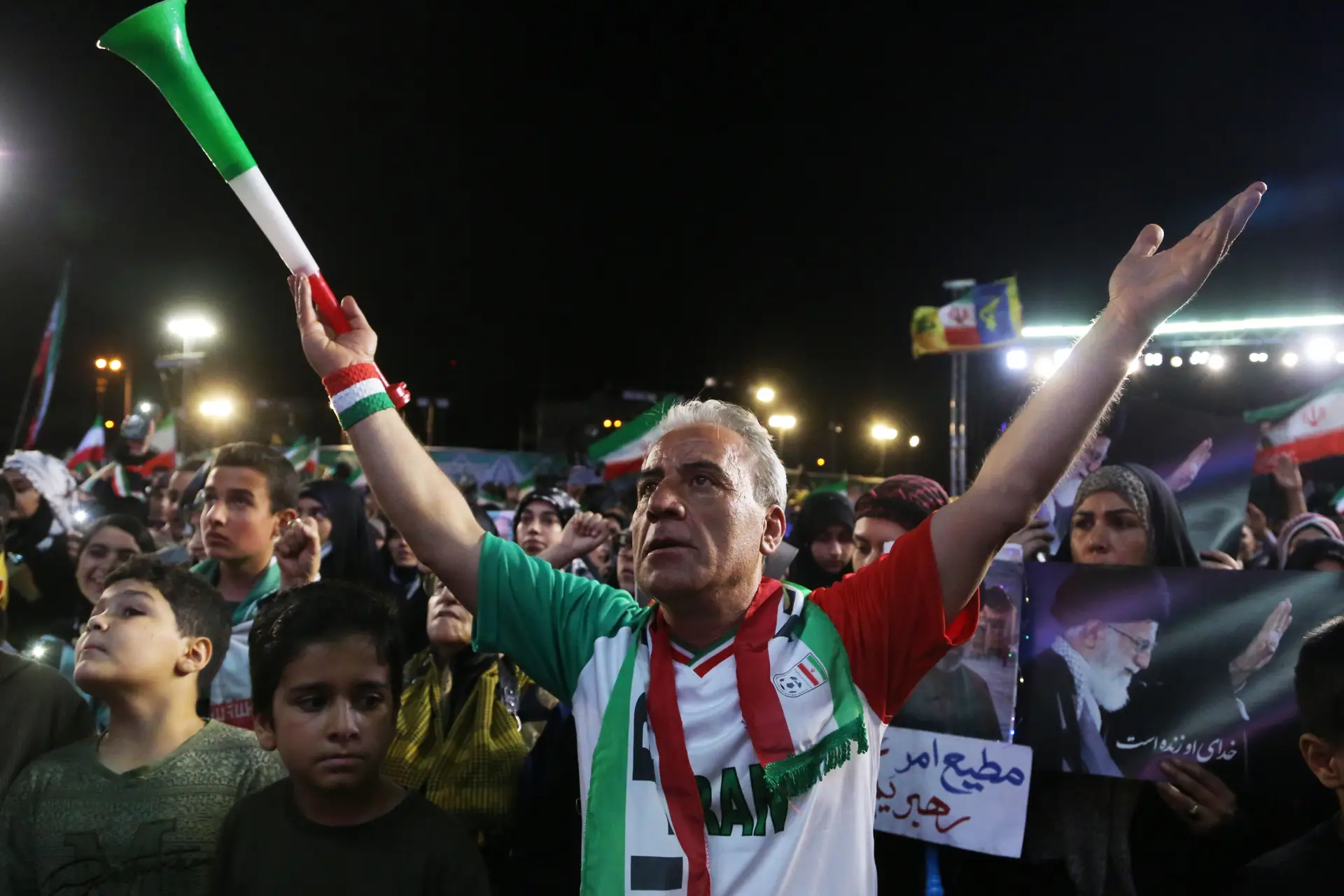 Milhares de iranianos reuniram-se em Teerão para demonstrar apoio à seleção iraniana antes do Mundial de 2026