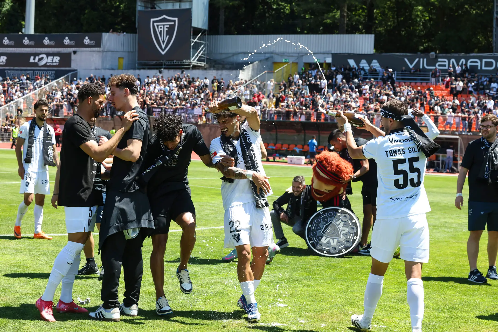 Jogadores do Académico festejam uma subida que não acontecia há quase 40 anos