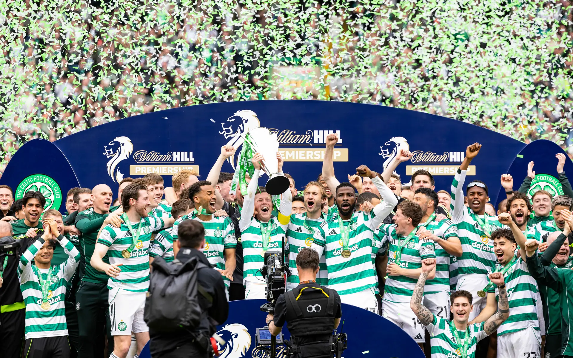 Equipa de Glasgow festeja o penta após um final de liga agónico