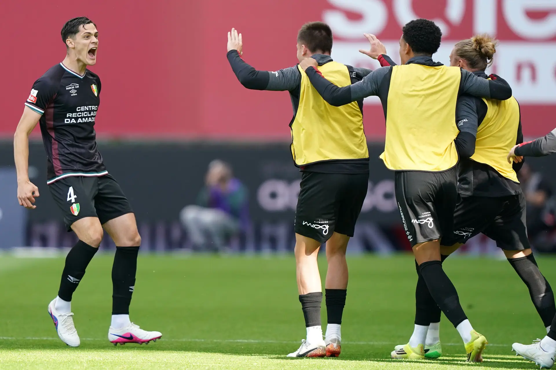 Lekovic marca um dos dois golos que permitiram ao Estrela manter-se na I Liga