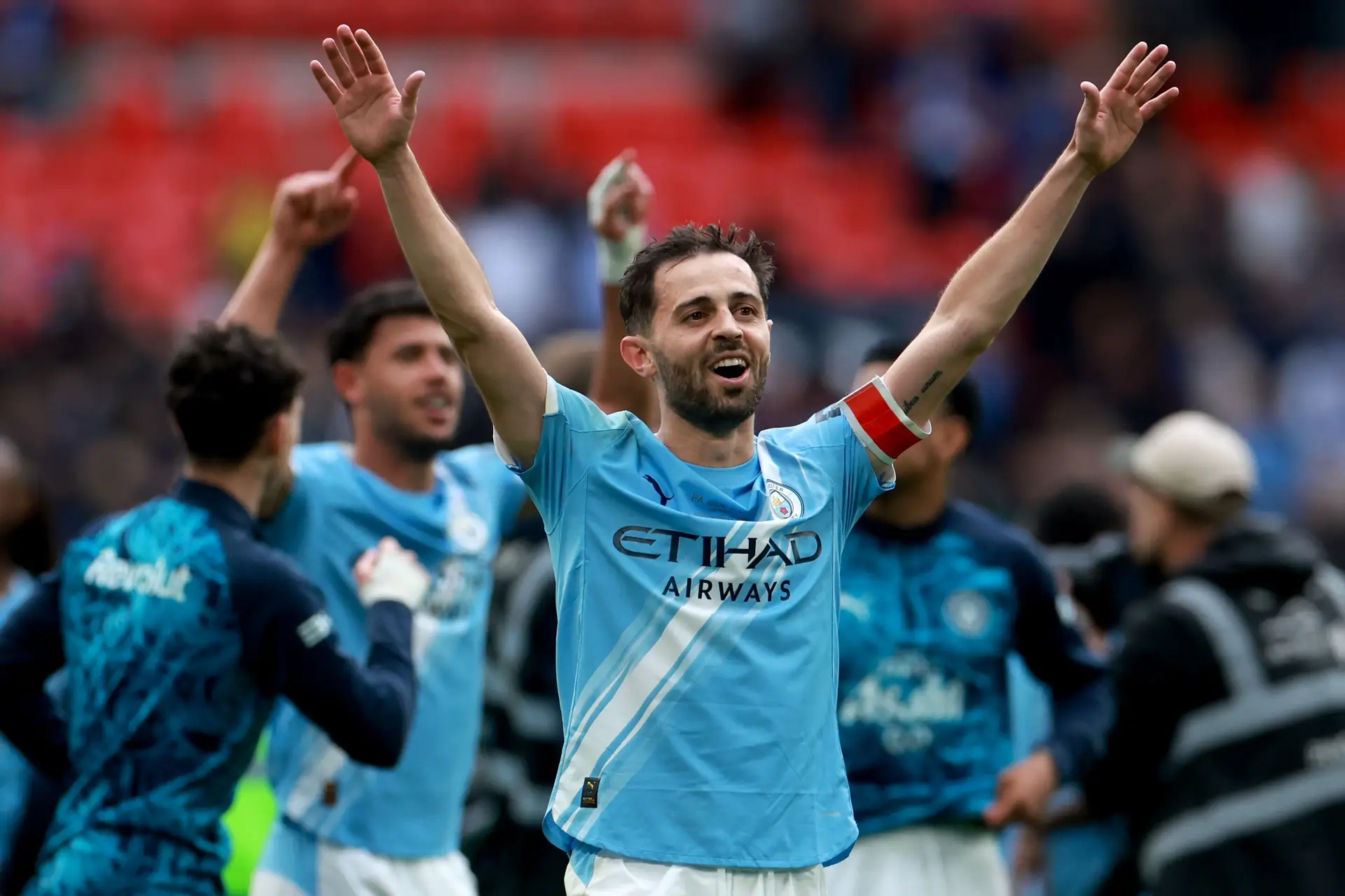 Bernardo Silva festeja a sua terceira Taça de Inglaterra, no adeus ao City