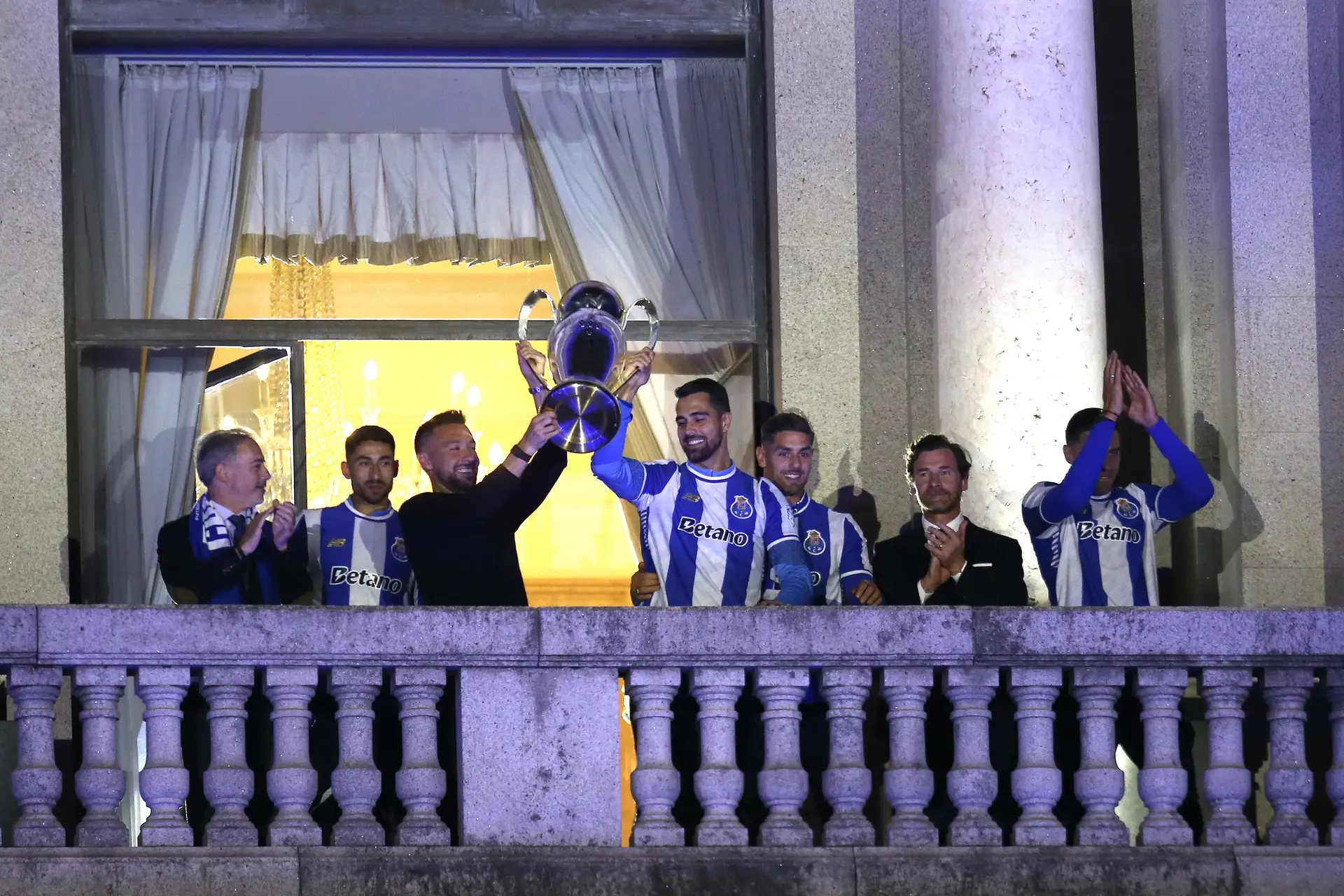 Milhares celebraram nas ruas o título do FC Porto