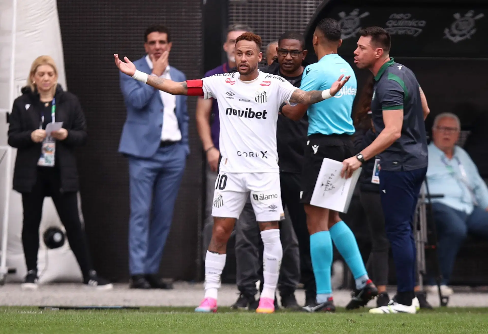 Neymar foi substituído por engano em jogo do Santos.