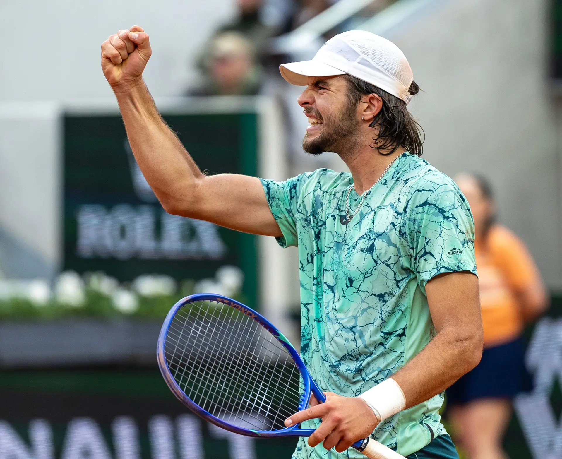 Jaime Faria a celebrar a vitória contra Grigor Dimitrov no qualifying de Roland-Garros