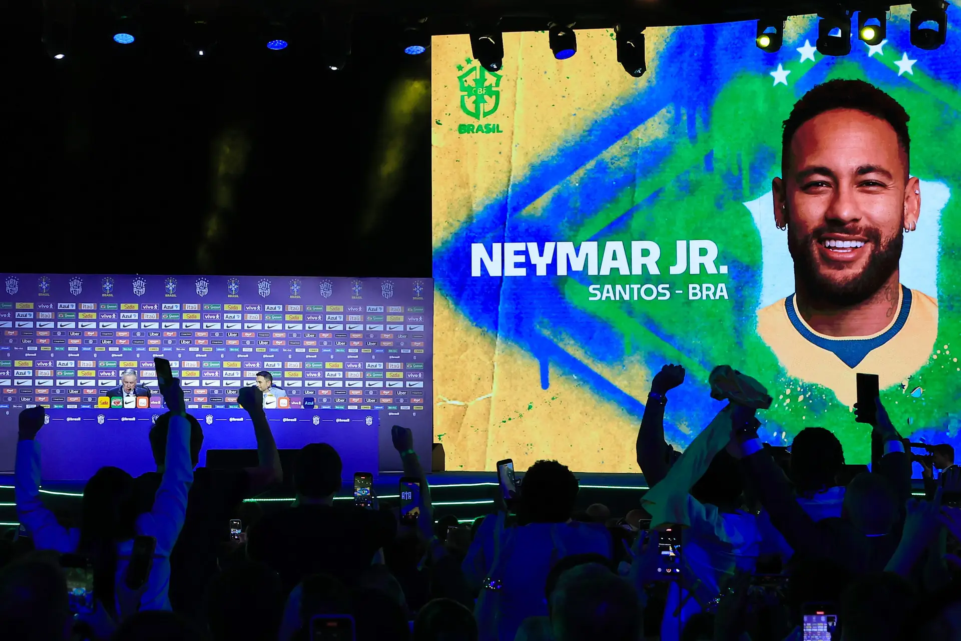 Os festejos de adeptos brasileiros, ao sair o nome de Neymar, no anfiteatro onde Carlo Ancelotti anunciou os 26 convocados do Brasil para o Mundial
