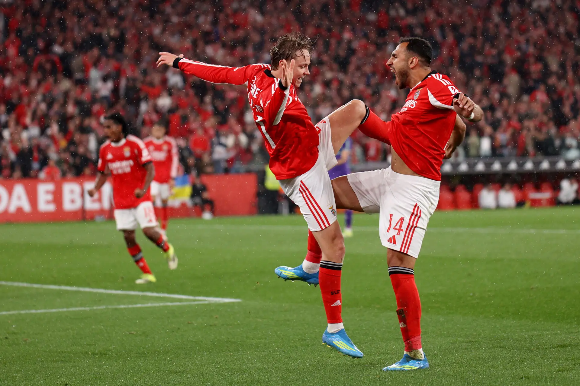 Andreas Schjelderup e Vangelis Pavlidis a festejarem um golo do Benfica contra o SC Braga, no Estádio da Luz, para o campeonato
