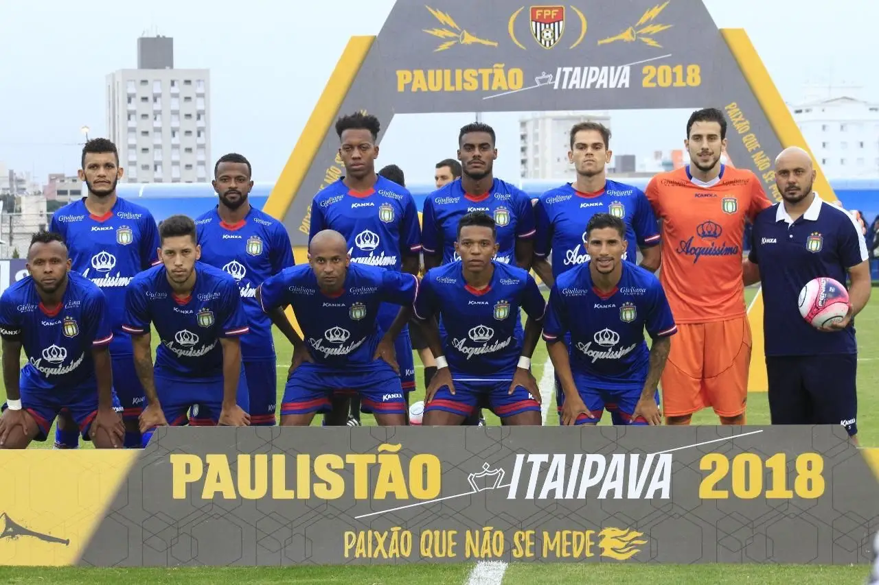 Em 2018, Helton (de laranja) jogou pelo São Caetano