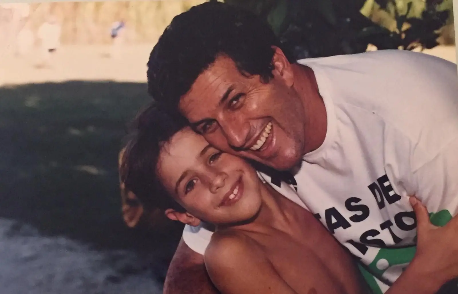Helton em criança com o pai, o ex-guarda-redes João Leite, lenda do América Mineiro