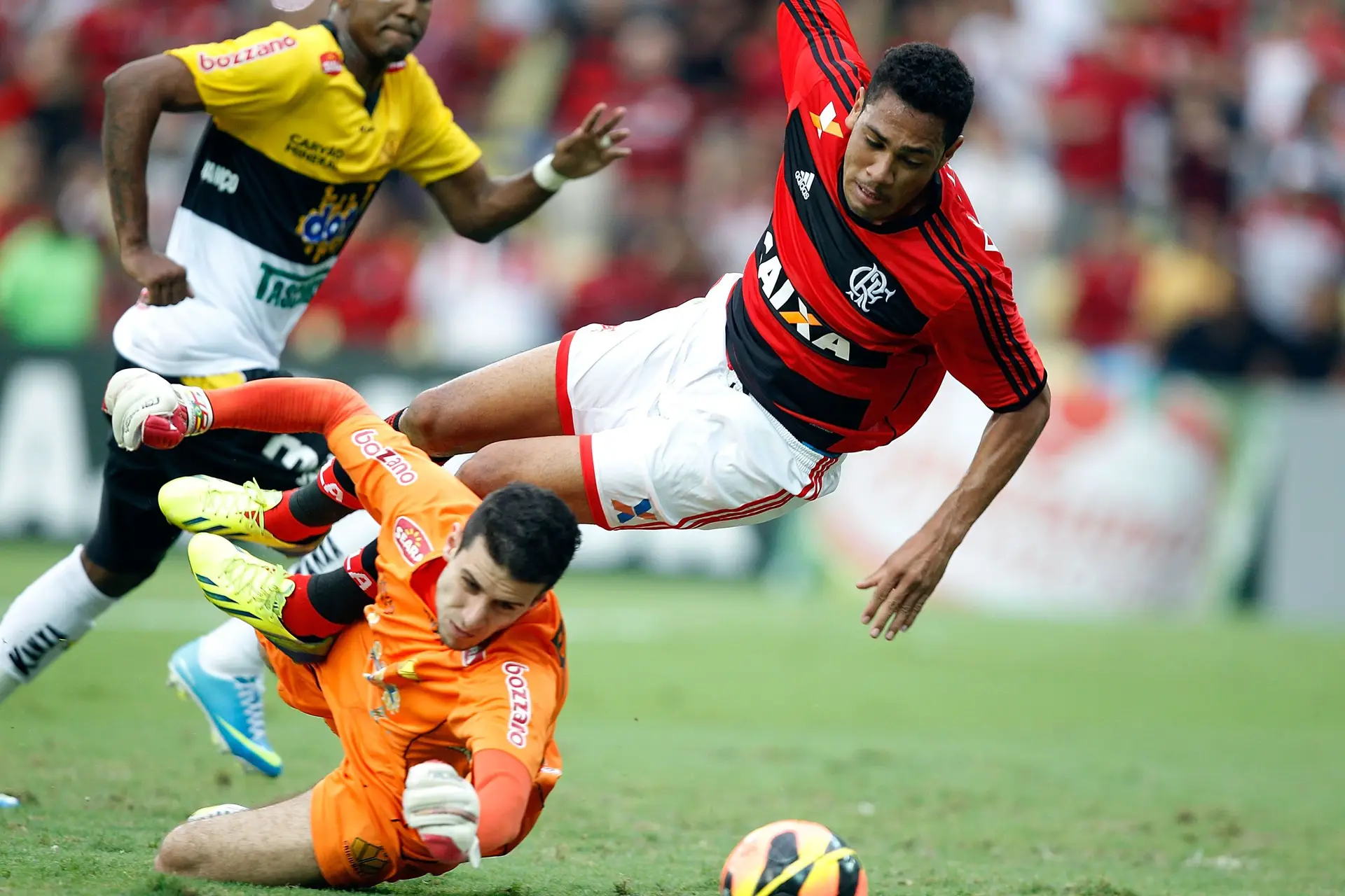 Helton numa defesa pelo Criciúma, em jogo contra o Flamengo