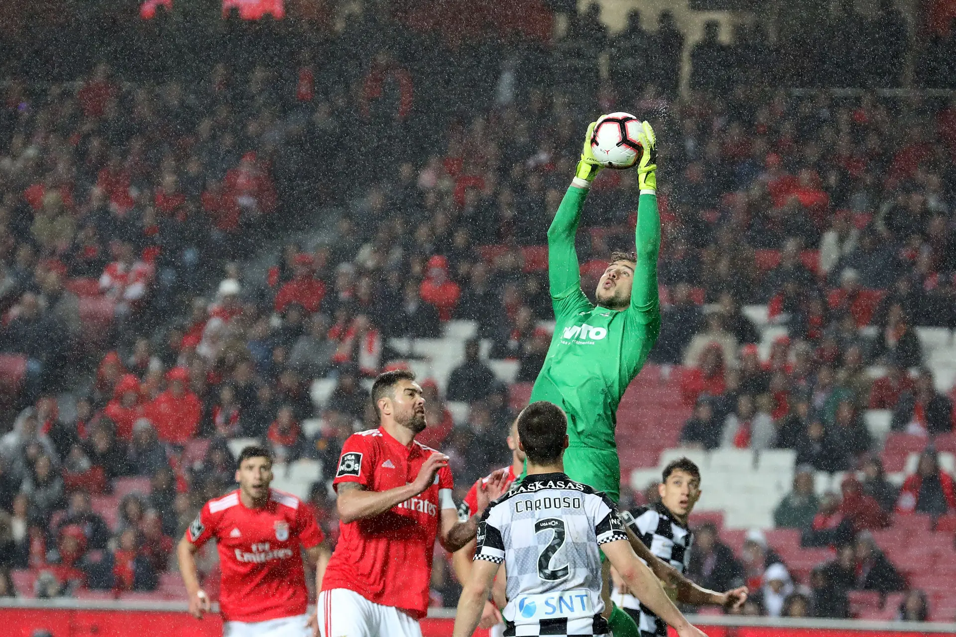 O guarda-redes brasileiro ao serviço do Boavista, salta mais alto que os avançados do Benfica e agarra a bola