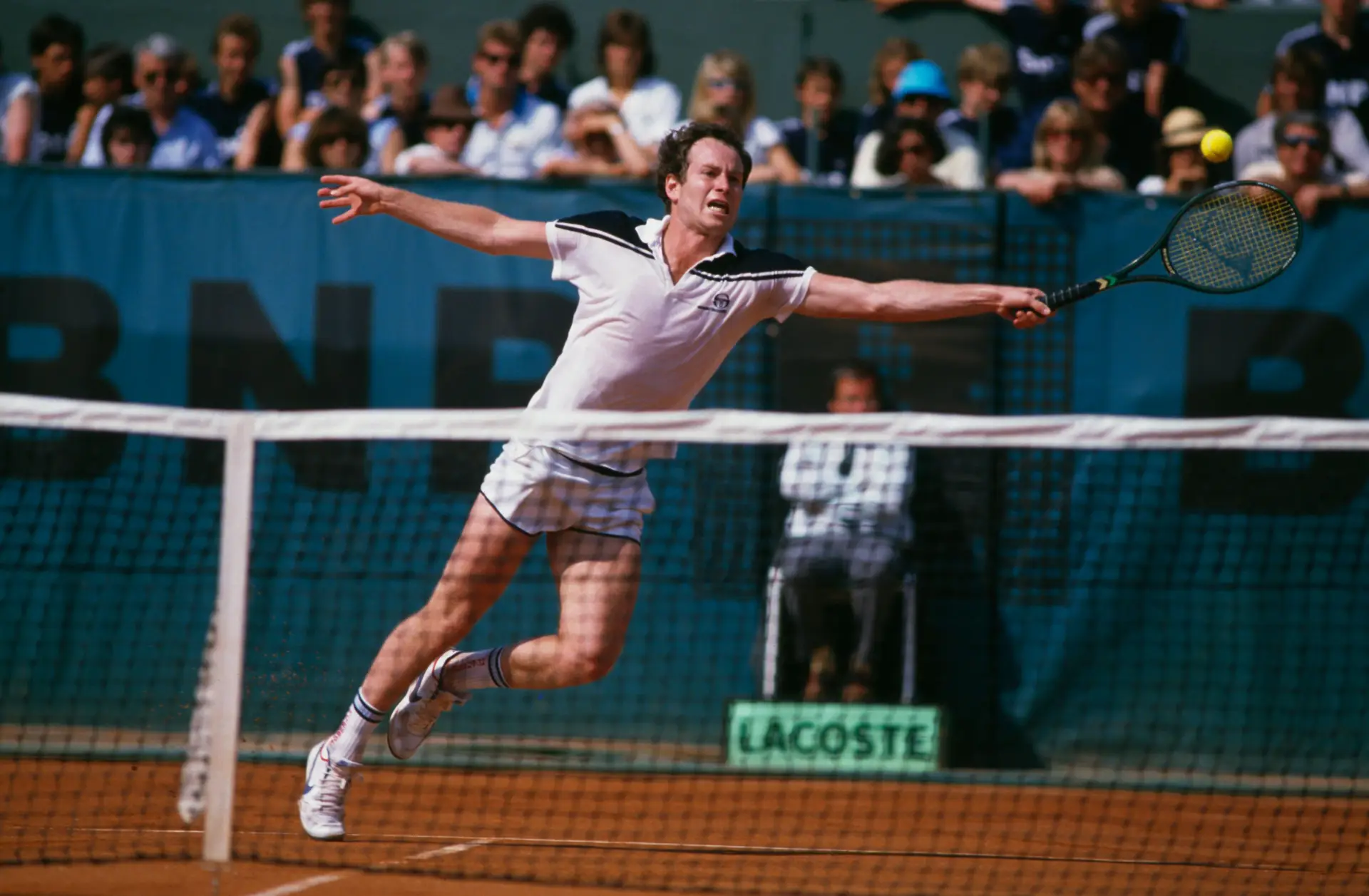 John McEnroe a disputar uma bola na rede em Roland-Garros, durante a única final que lá jogou, em 1984: perdeu contra Ivan Lendl
