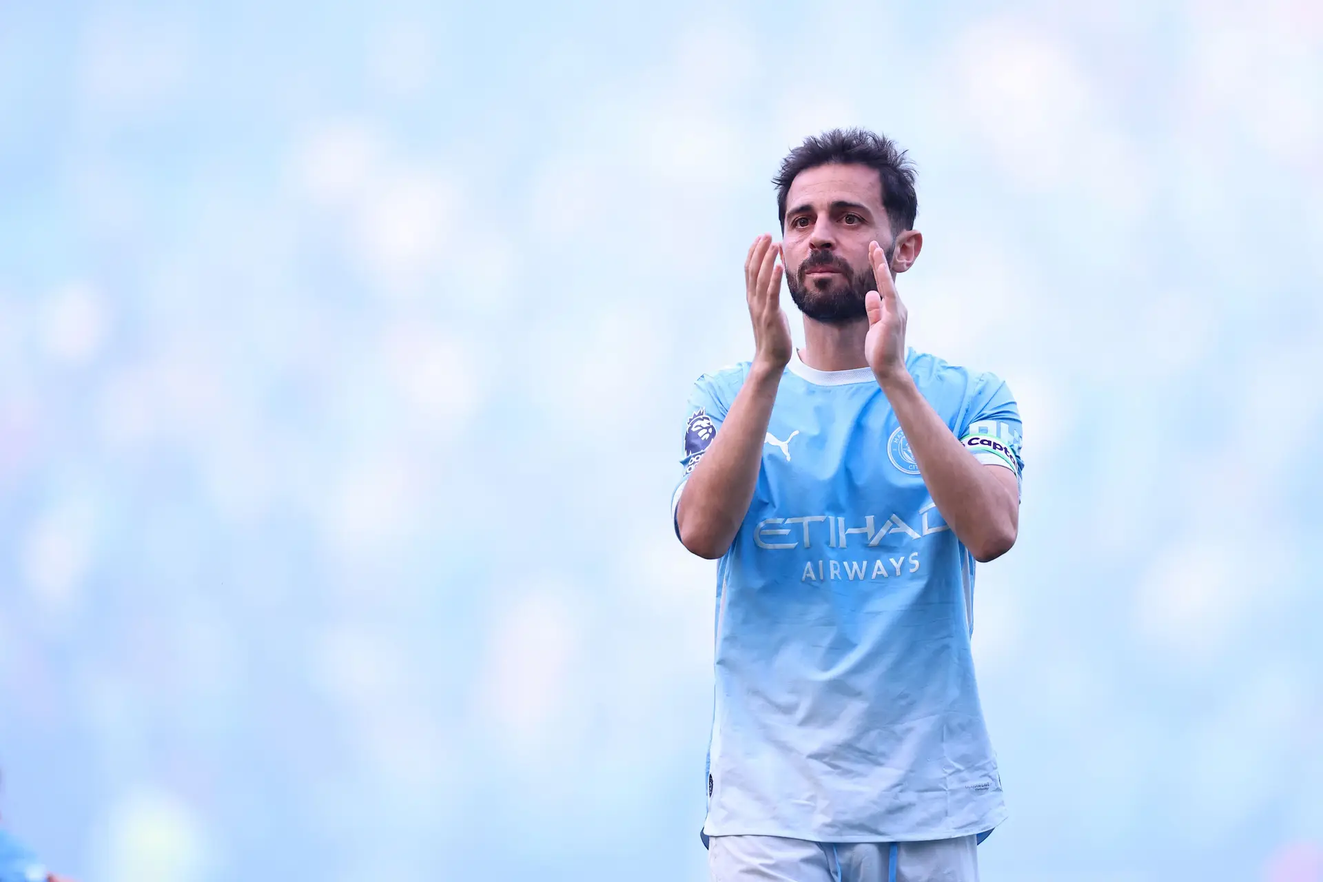 Bernardo Silva a aplaudir os adeptos durante o último dos 460 jogos que fez pelo Manchester City