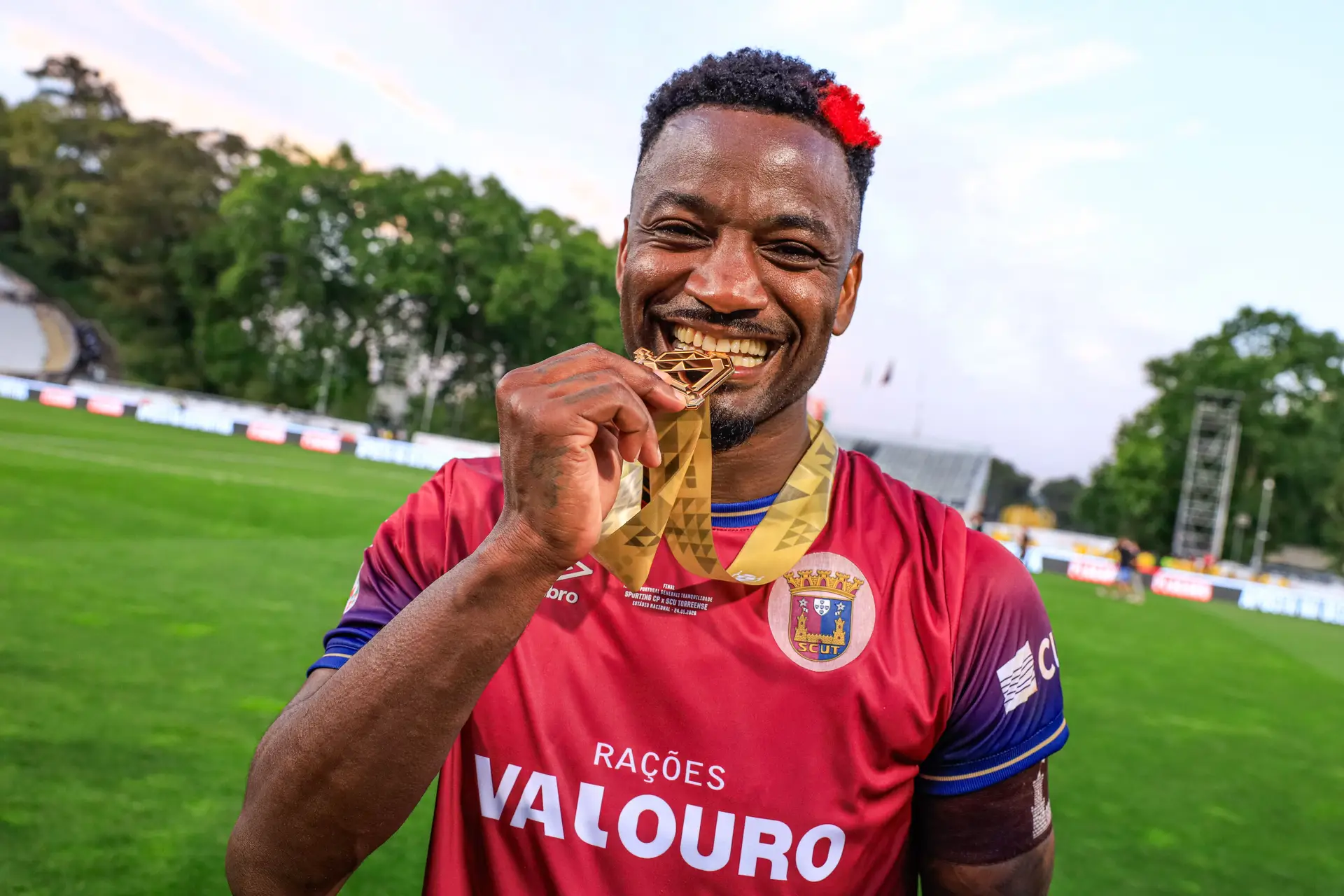 Stopira a trincar a medalha de vencedor da Taça de Portugal: o capitão do Torreense tem 38 anos e vai jogar o Mundial com Cabo Verde