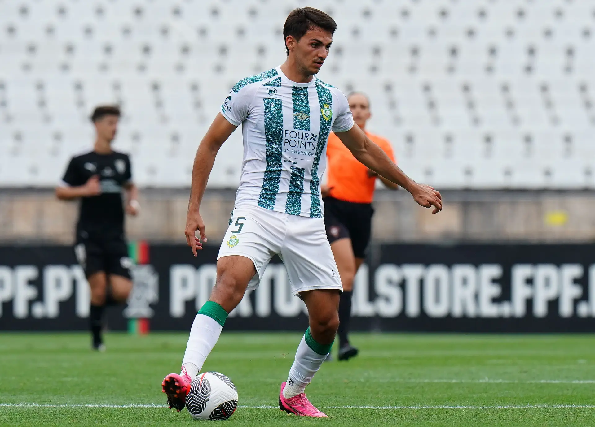 Em 2023/24, o médio ajudou o Vitória FC a subir do Campeonato de Portugal à Liga 3