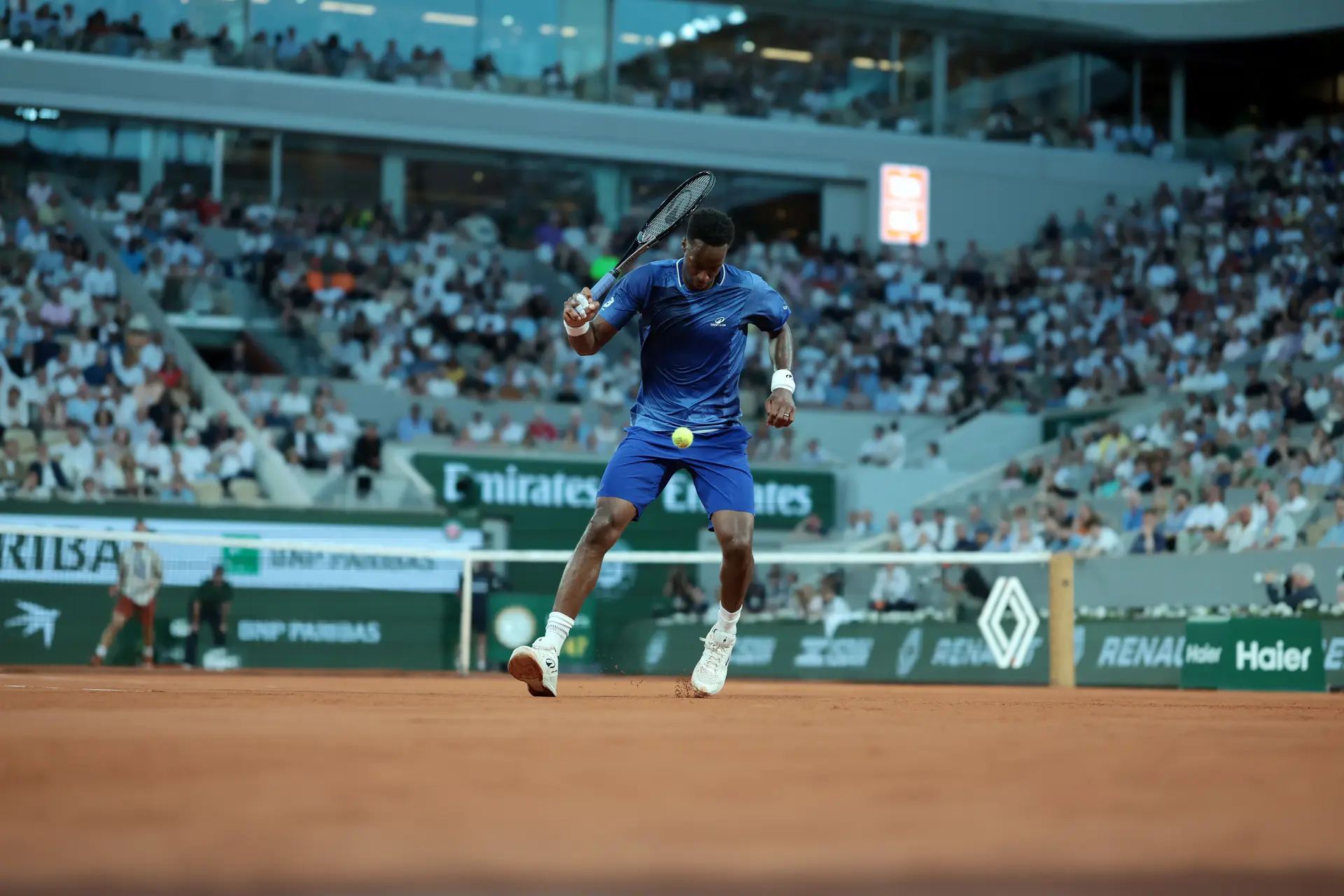 Monfils a dar uma pancada por entre as pernas contra Hugo Gaston