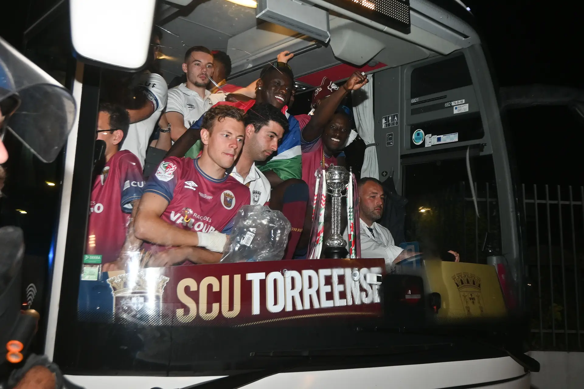 Os jogadores do Torreense com a Taça de Portugal dentro do autocarro da equipa à chegada a Torres Vedras, no domingo, após a conquista da prova