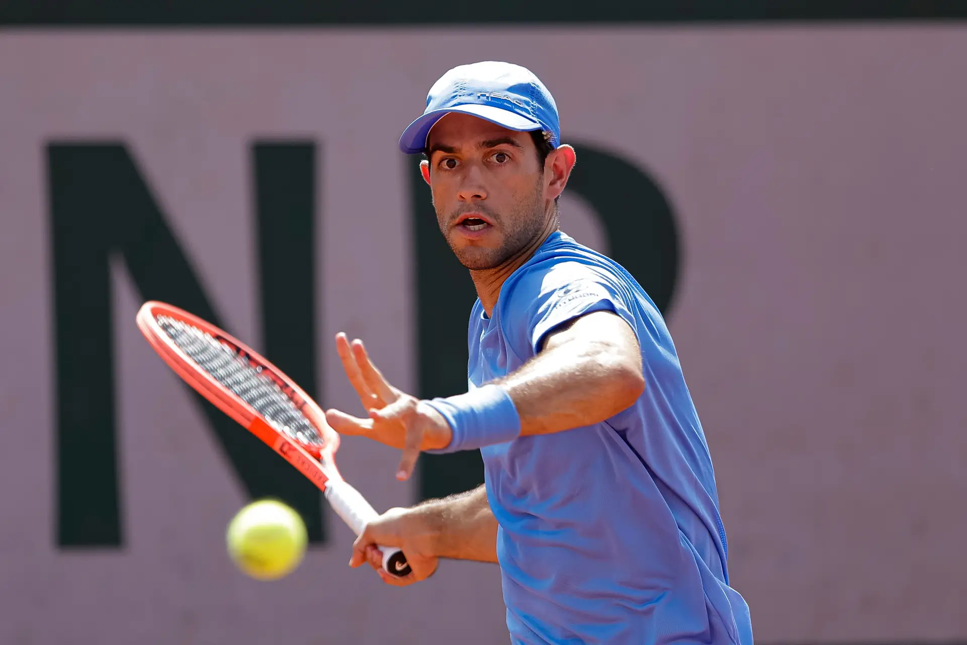 Nuno Borges a preparar-se para bater uma bola na edição de 2026 de Roland-Garros