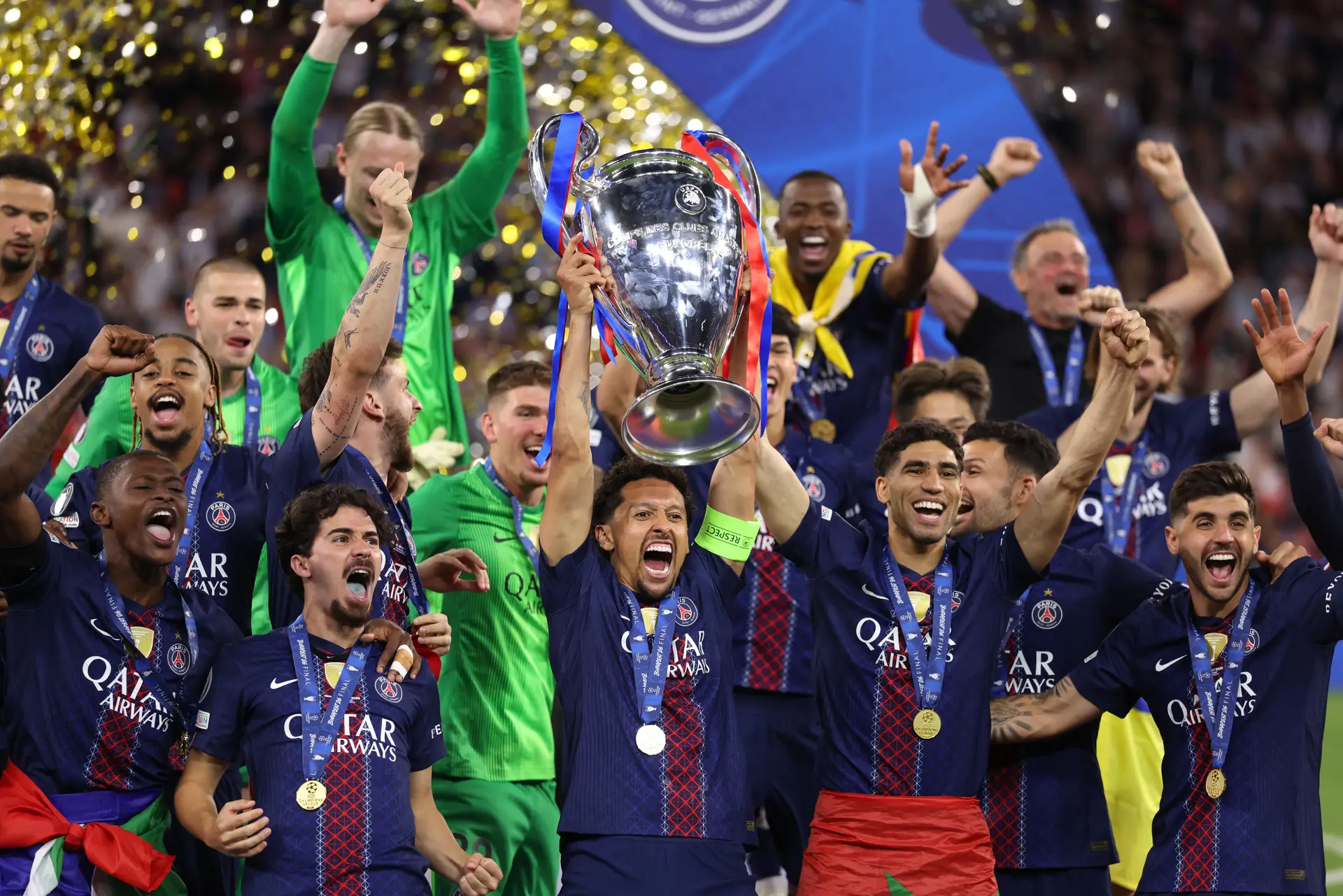 Os jogadores do Paris Saint-Germain levantaram a orelhuda pela segunda época consecutiva