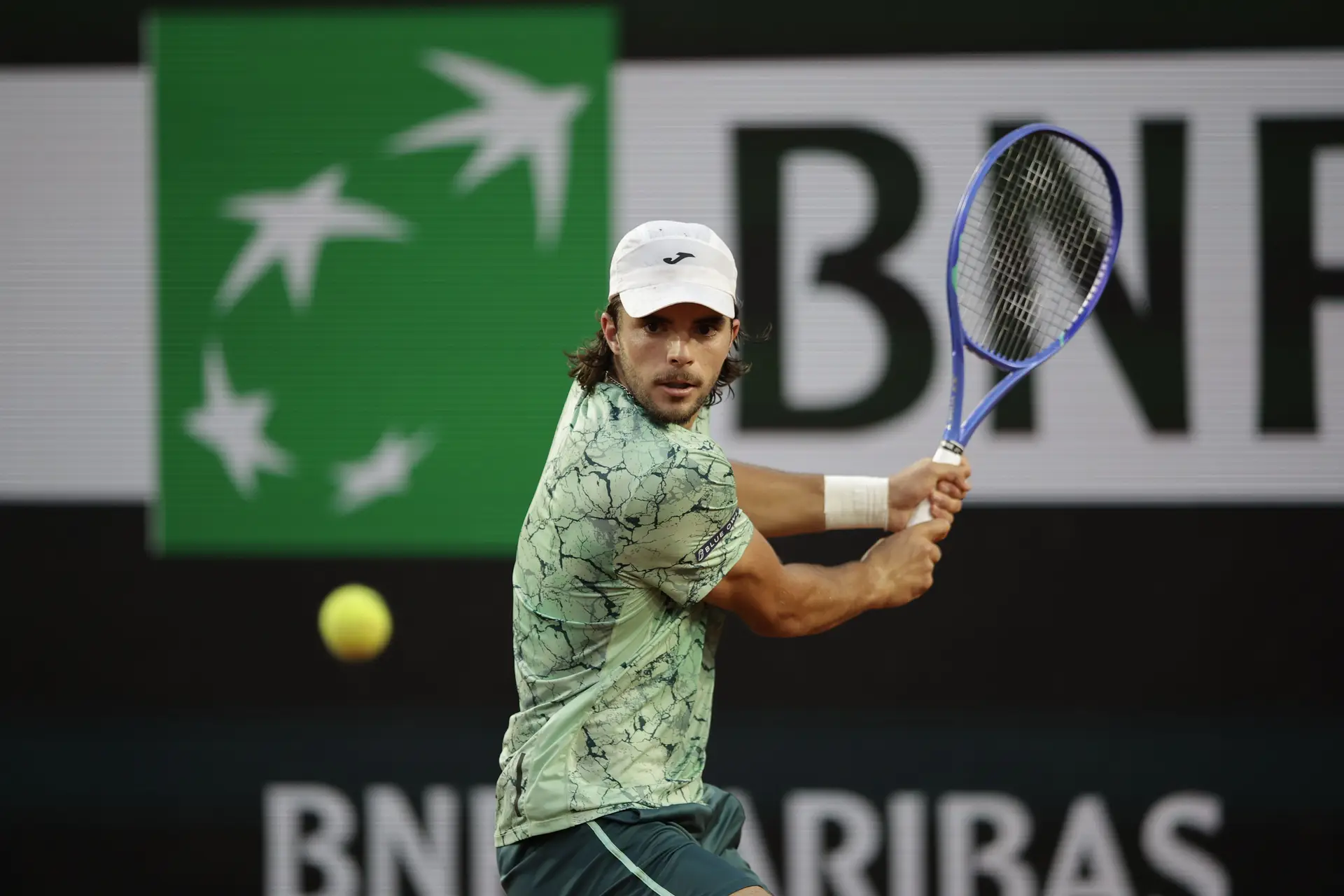 Jaime Faria teve dois sets de vantagem contra Frances Tiafoe, mas foi eliminado na terceira ronda de Roland Garros