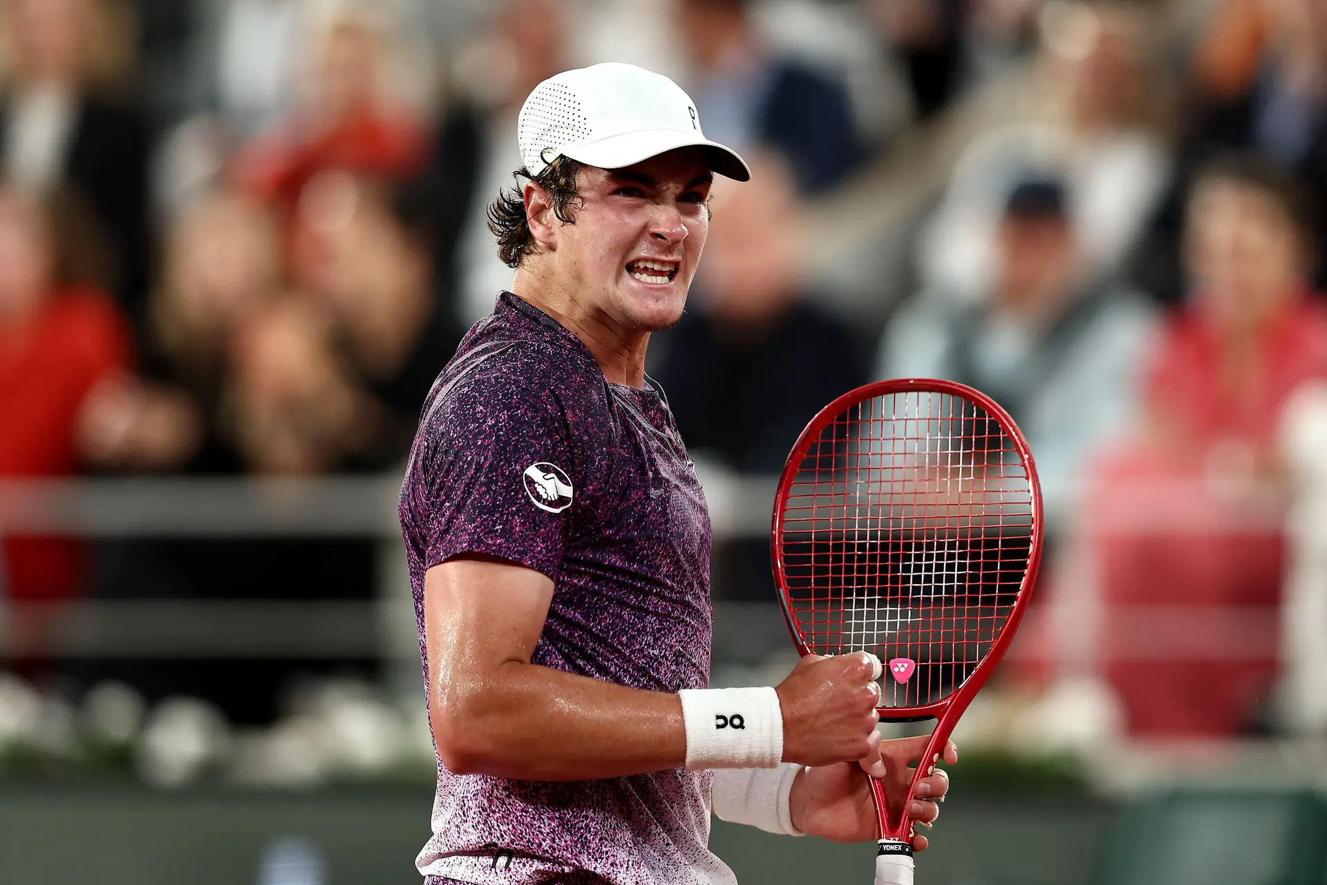 João Fonseca a celebrar um ponto durante Roland-Garros
