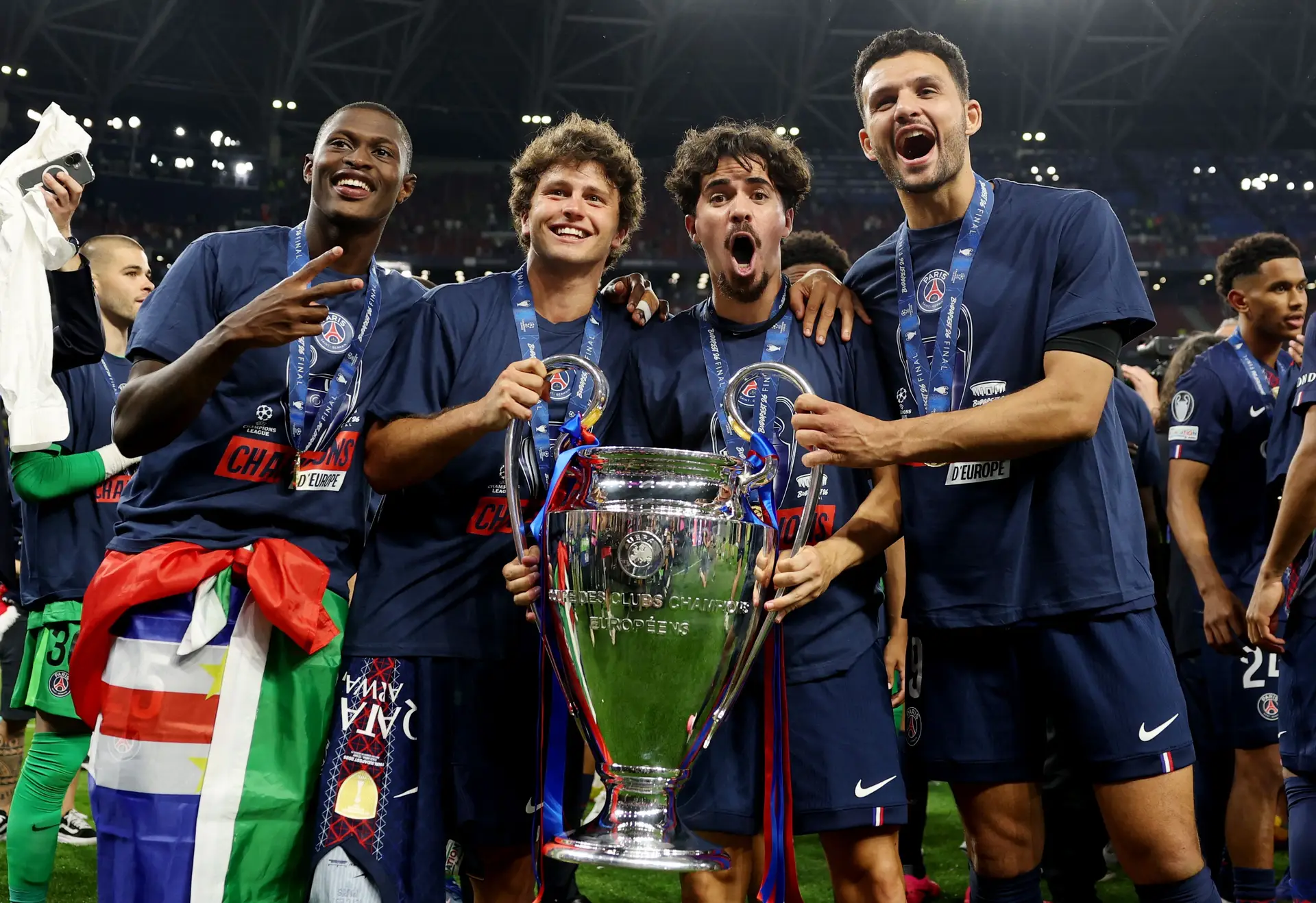 Nuno Mendes, João Neves, Vitinha e Gonçalo Ramos com o troféu da Liga dos Campeões que conquistaram pela segunda época seguida com o PSG