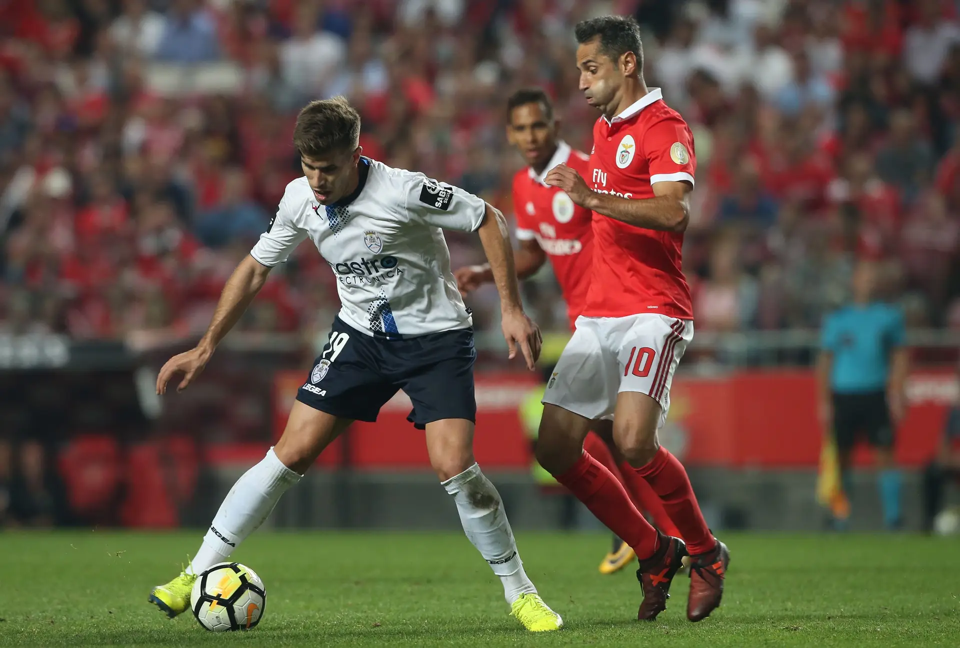 Em 2017/18, João Silva jogou pelo Feirense. Na foto, a proteger a bola de Jonas do Benfica