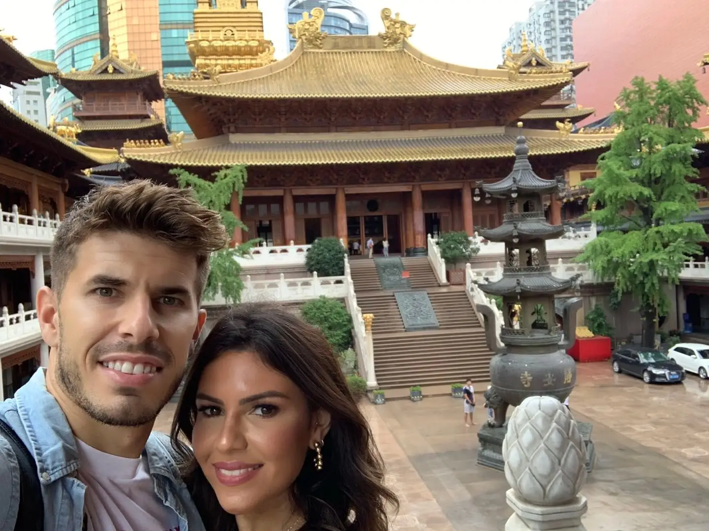 Joãi Silva com a mulher, na China