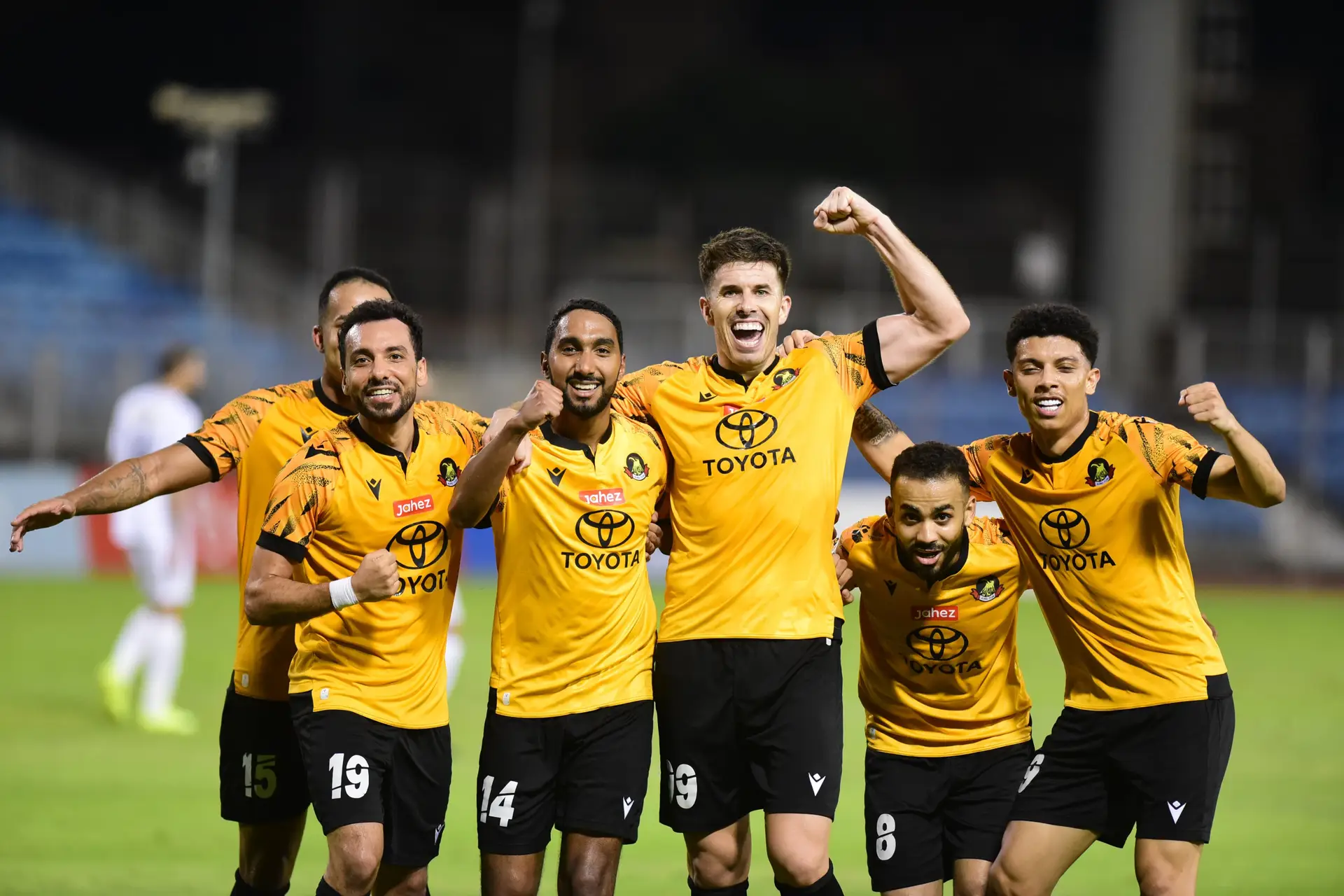 João Silva (3º a partir da direita) também jogou no Al-Ahli do Barém, em 2023/24