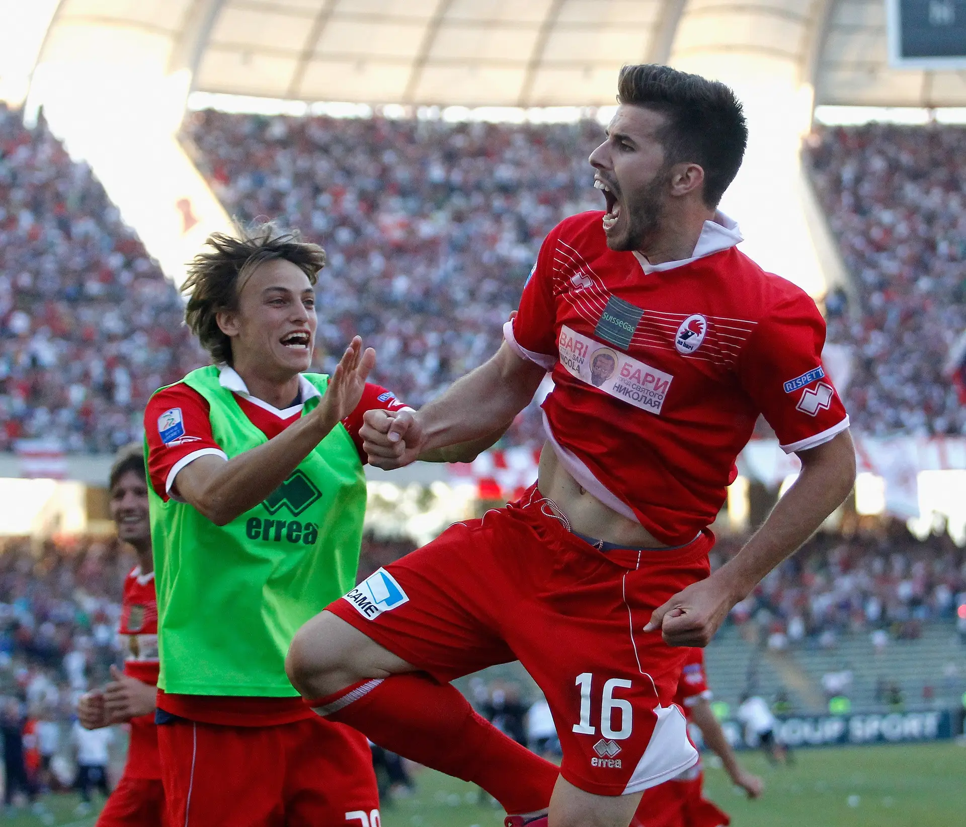 O avançado (à direita) a festejar um golo pelo Bari