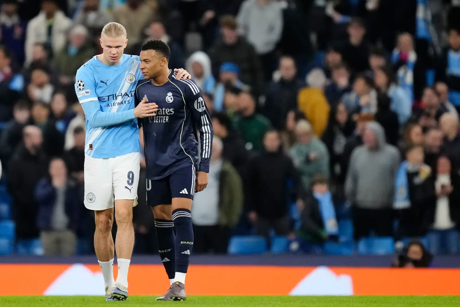 Haaland a cumprimentar Mbappé esta época, quando o Manchester City e o Real Madrid se defrontaram na Liga dos Campeões