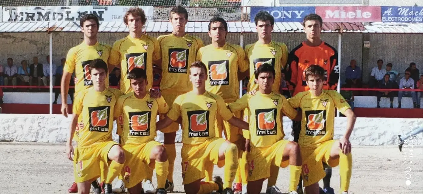 João Silva (3º atrás a partir da esquerda) fez toda a formação no Desportivo das Aves