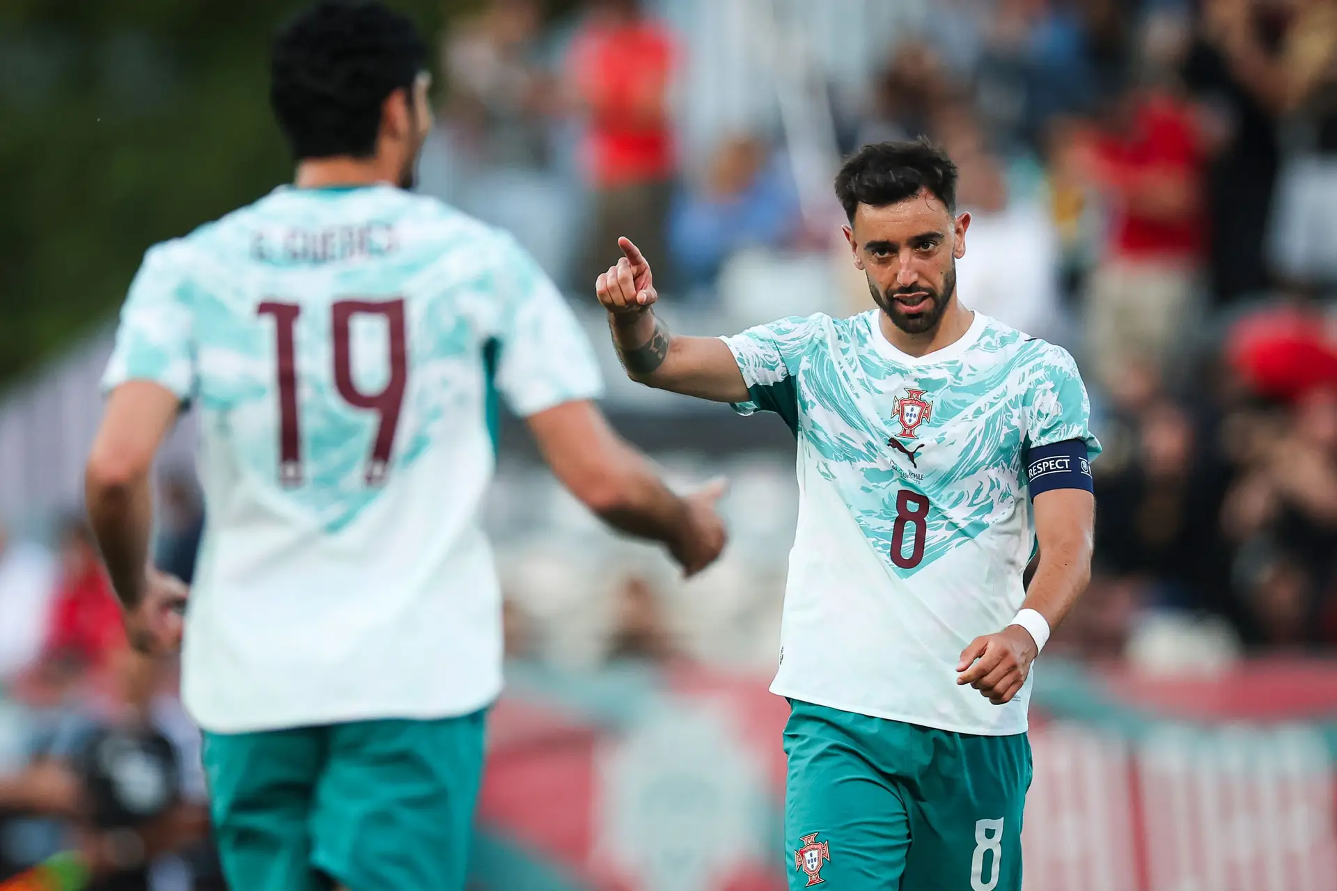 Bruno Fernandes a apontar para Gonçalo Guedes: foram os dois marcadores dos golos portugueses
