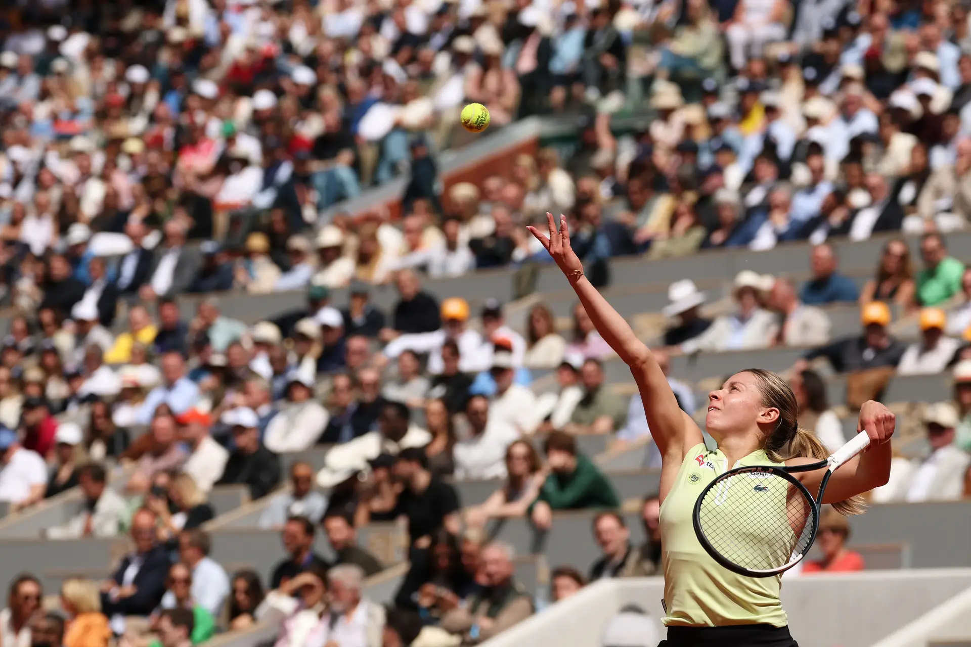 Maja Chwalińska a servir na final de Roland-Garros