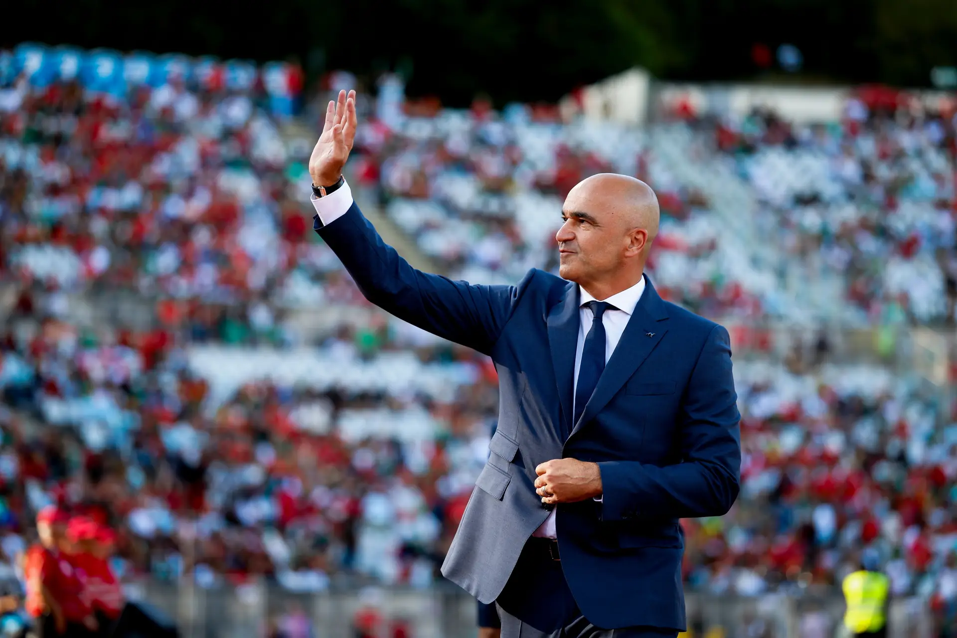 Roberto Martínez a acenar à bancada pouco antes de começar o Portugal-Chile, no Estádio Nacional