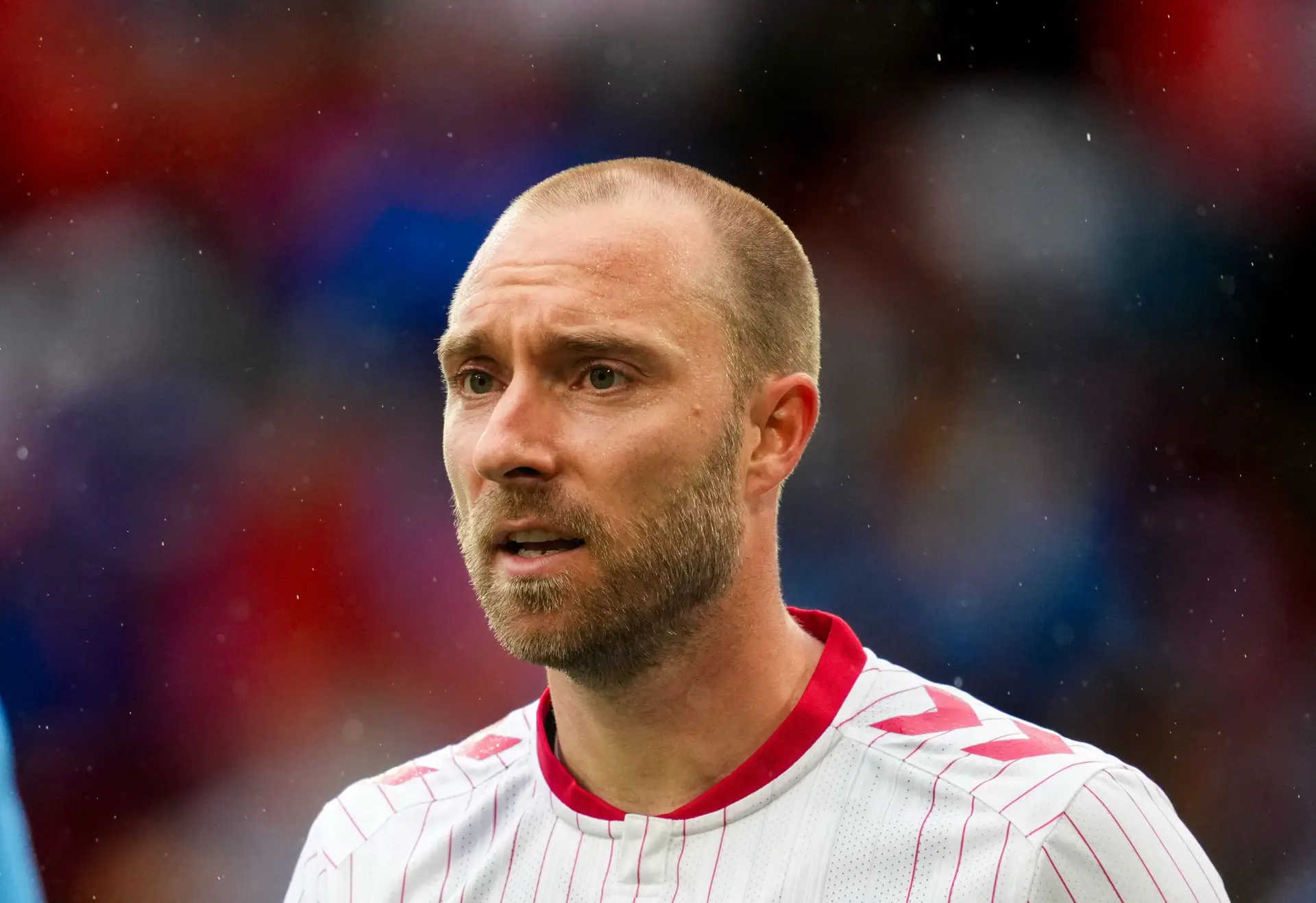 Christian Eriksen tem 34 anos e hoje joga no Wolfsburgo, recentemente despromovido à segunda divisão da Alemanha