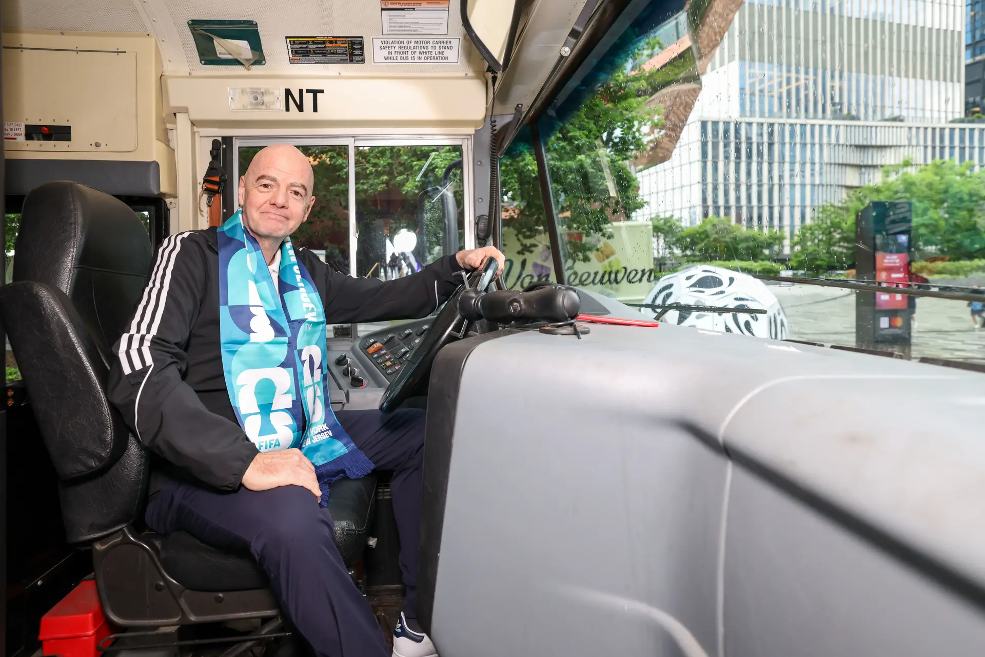 Gianni Infantino, presidente da FIFA, a posar ao volante de um dos autocarros em que os adeptos poderão ir até ao MetLife Stadium, em Nova Jérsia, palco de oito jogos do Mundial (incluindo a final)