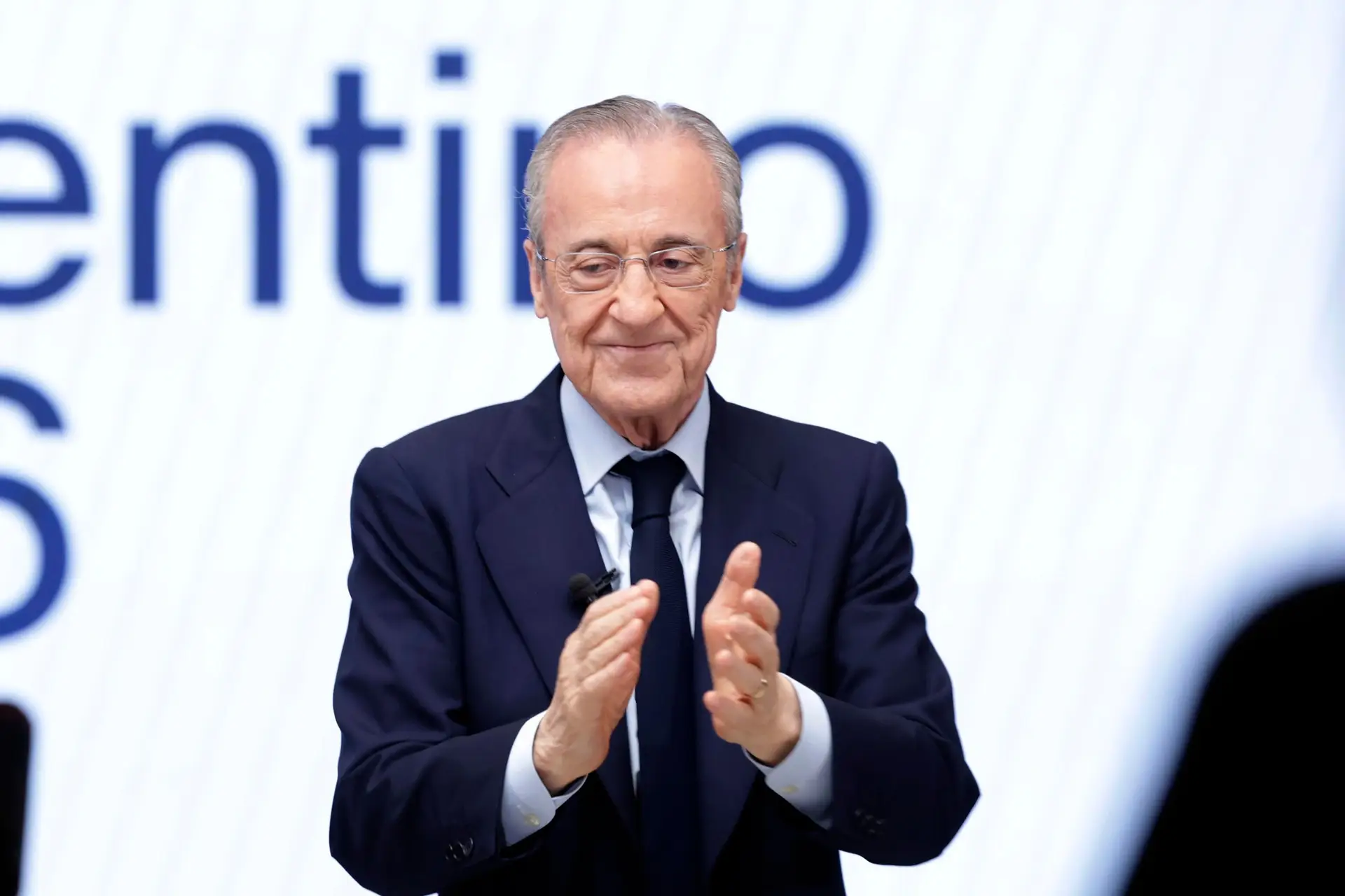 Florentino Pérez, celebrando a vitória nas eleições