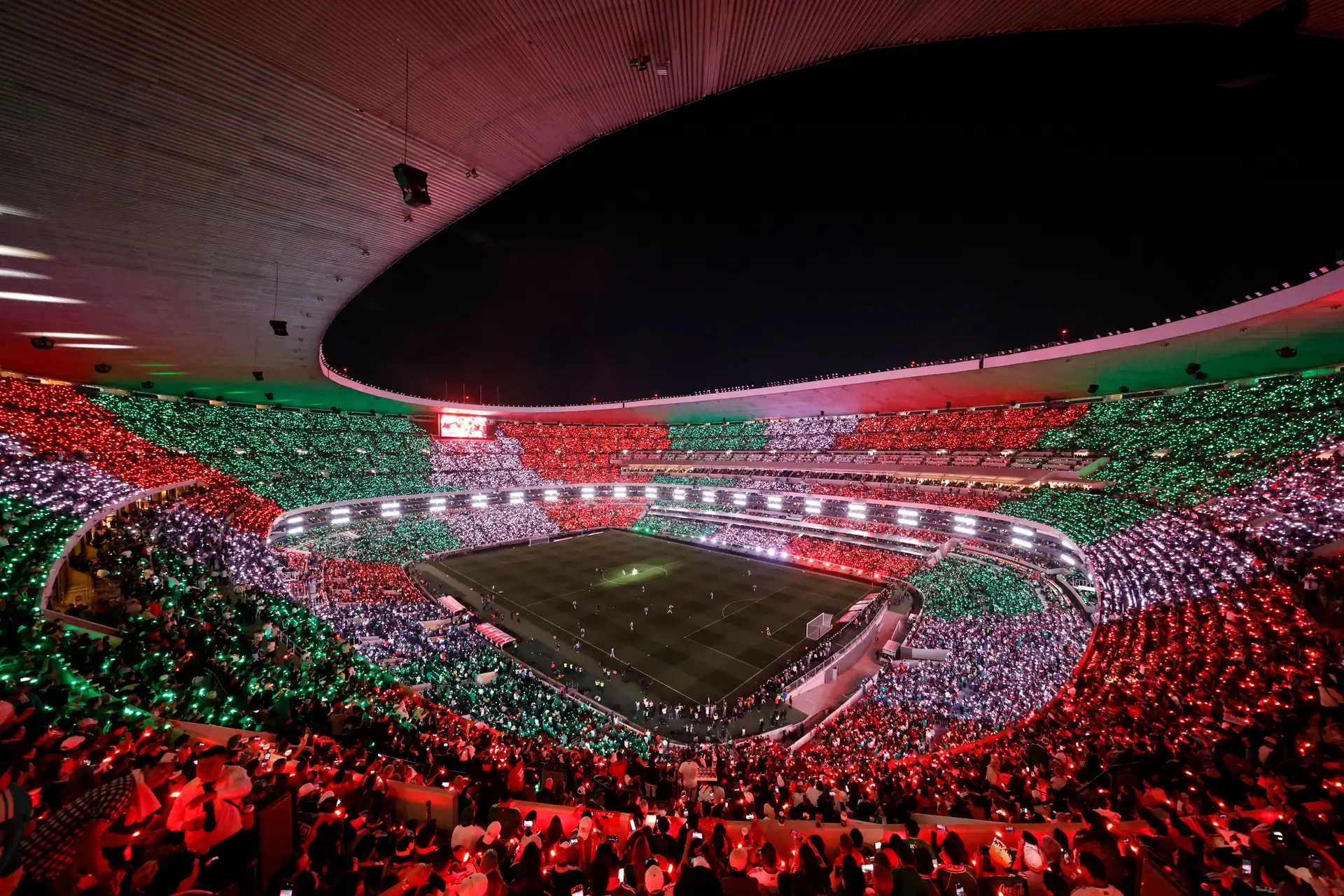Tudo começa no Azteca, estádio dos estádios da história dos Campeonatos do Mundo, que coroou Pelé e Maradona