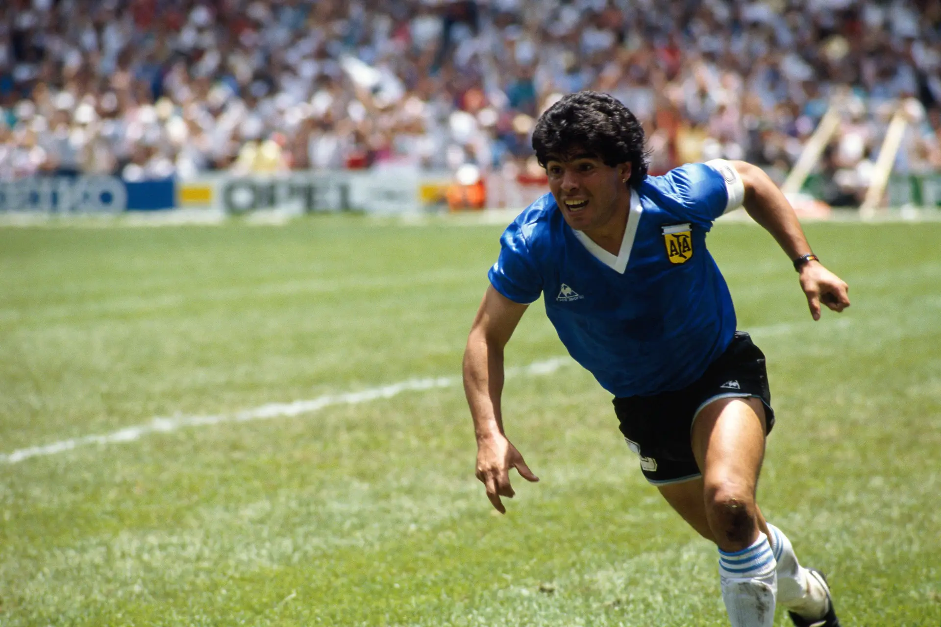 Maradona a festejar no relvado do Azteca