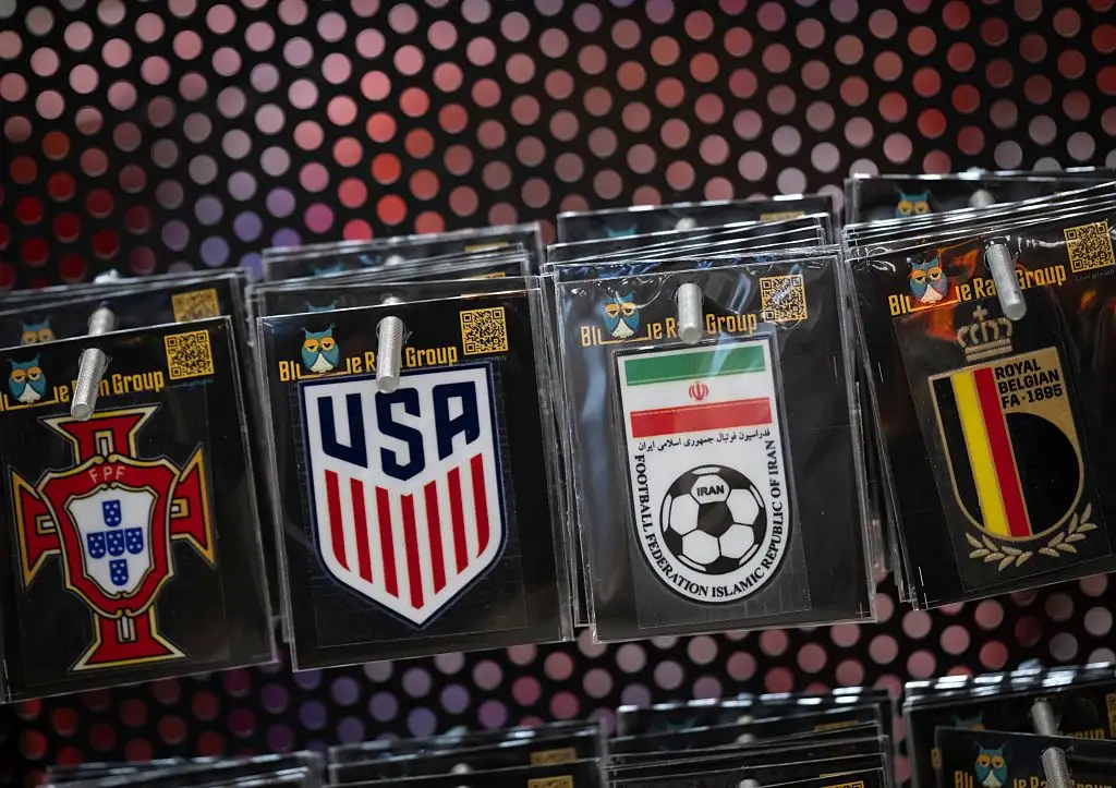 Emblemas das seleções de futebol de Portugal, EUA, Irão e Bélgica, num centro comercial de Teerão