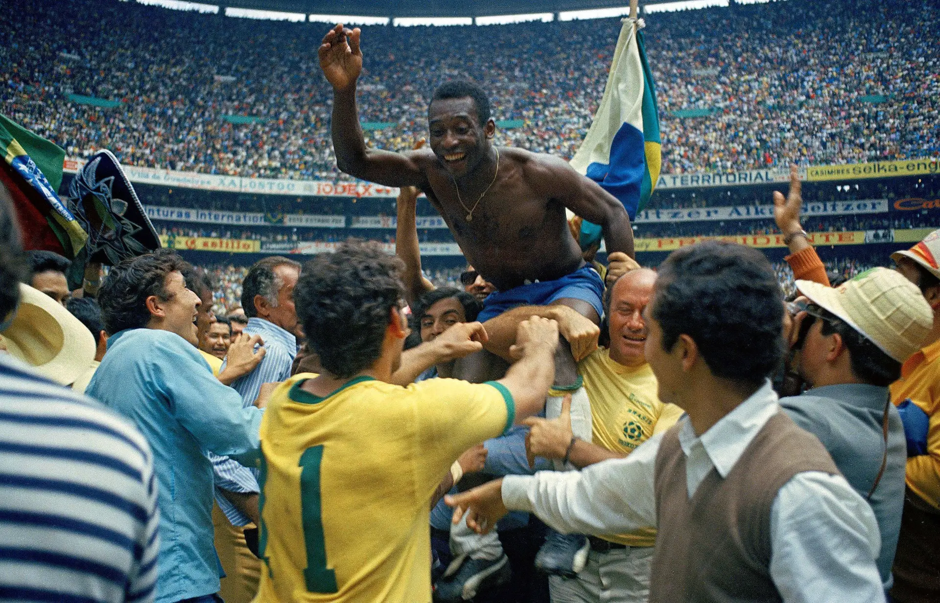 Pelé a festejar o seu terceiro Mundial, na final de 1970, no Azteca