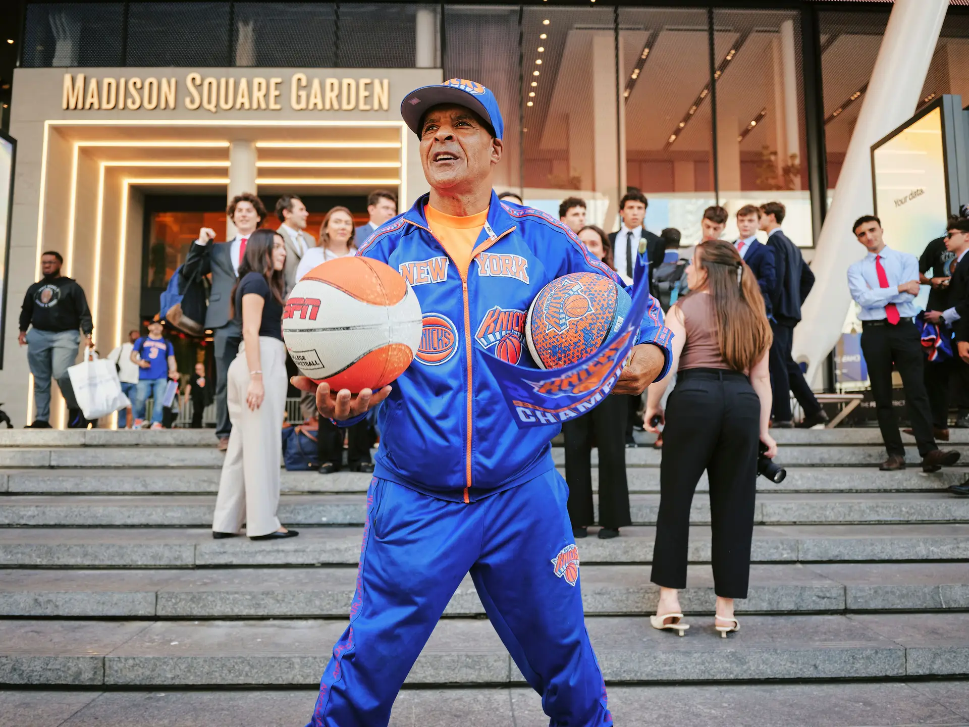 Um adepto dos Knicks à porta do Madison Square Garden, antes do Jogo 3 das finais da NBA. Na quarta-feira, a equipa de Nova Iorque ganhou o Jogo 4 contra os Spurs