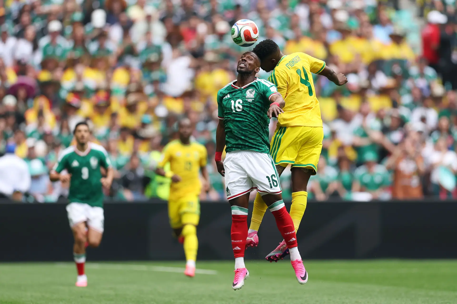 Quiñones e Mokoena dividem a bola