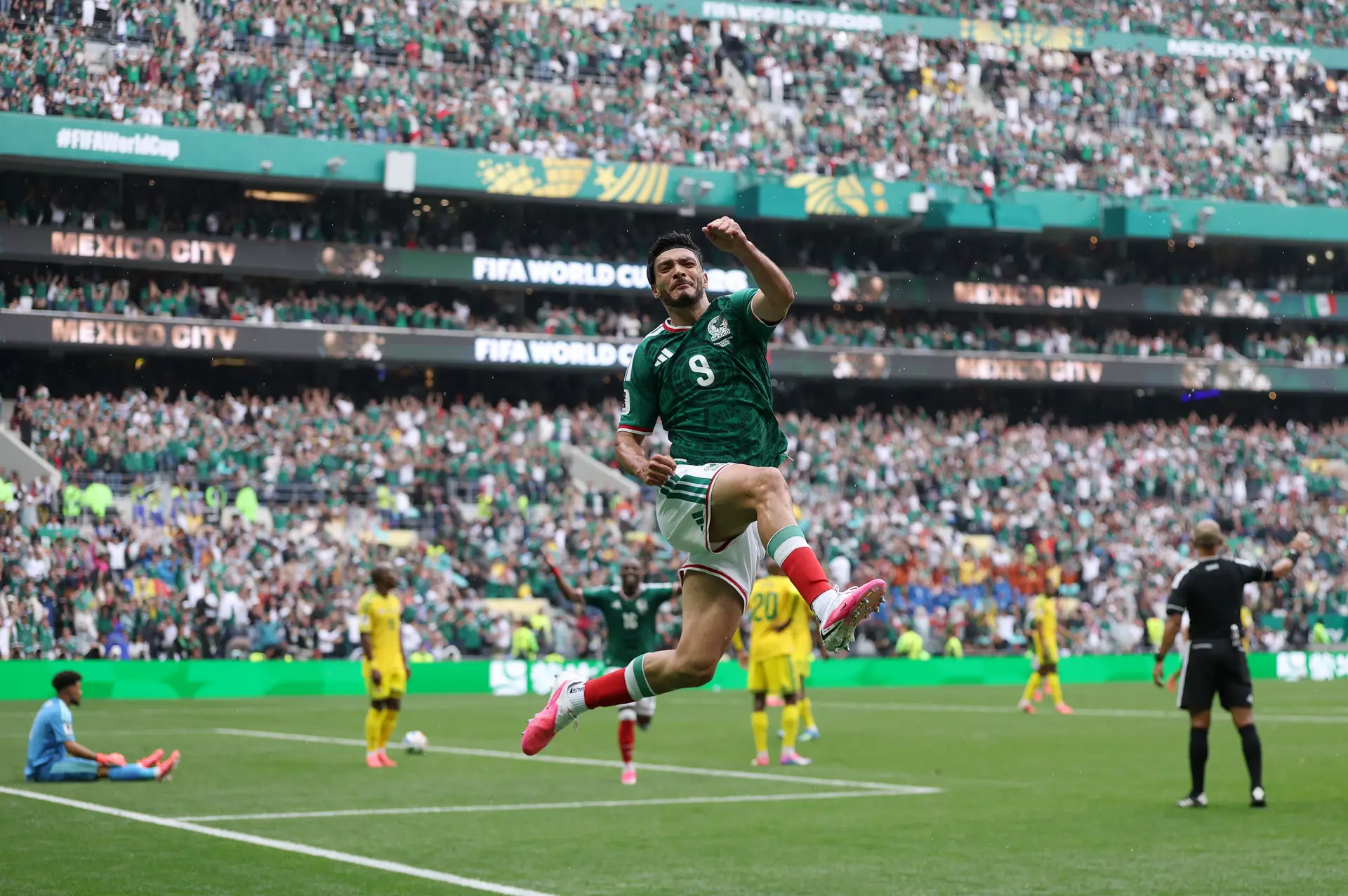 Raul Jiménez salta emocionado para festejar o segundo golo do México