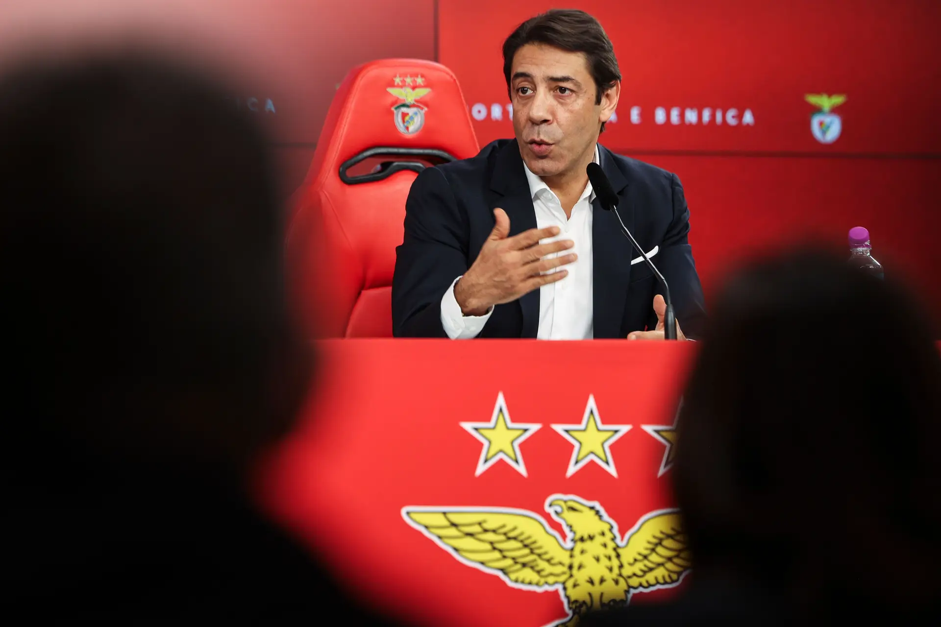 Rui Costa a responder às perguntas dos jornalistas sobre a saída de José Mourinho e a chegada de Marco Silva