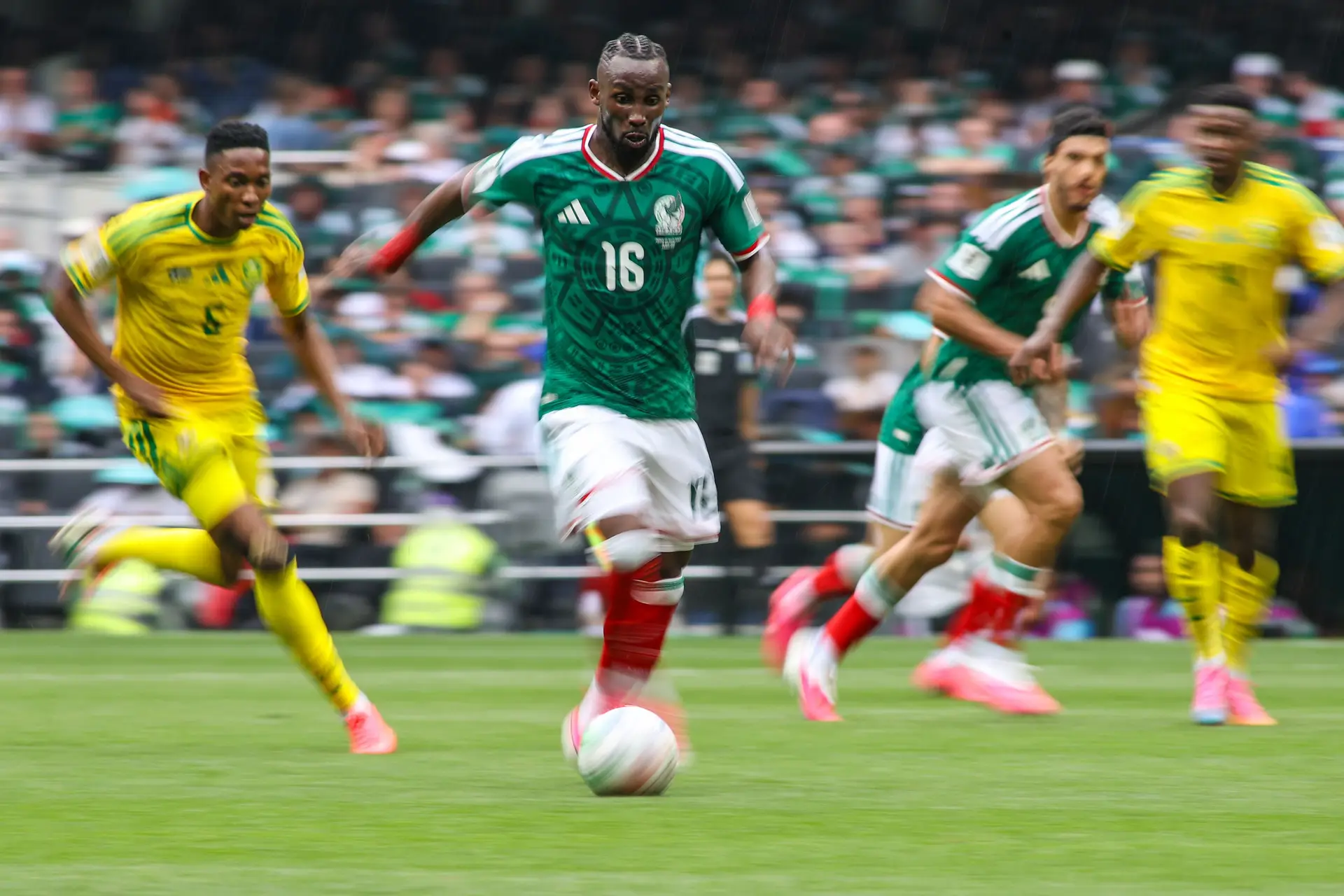 O primeiro golo do Mundial foi também um agradecimento de Julián Quiñones ao México, o país que o protegeu da violência
