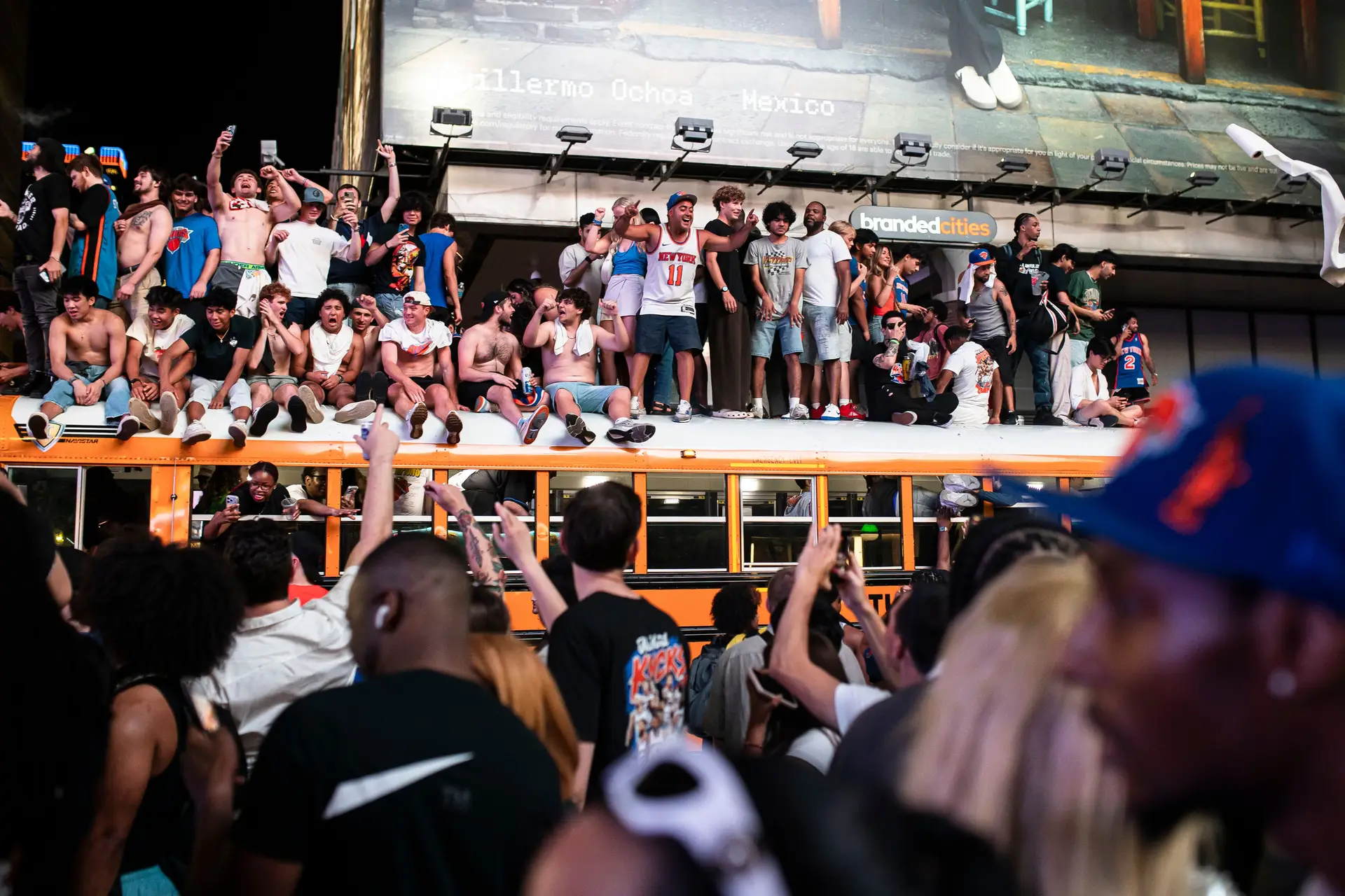 Adeptos dos New York Knicks festejam na Times Squere, em Manhattan, depois da equipa confirmar o seu primeiro título da NBA desde 1973
