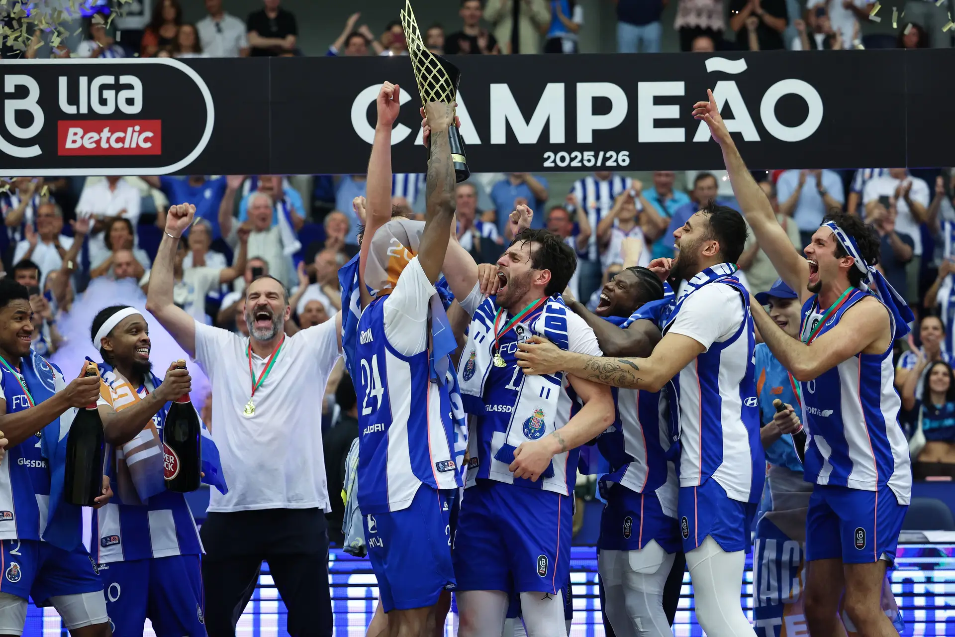 A entrega da taça de campeão nacional ao FC Porto, no Dragão Arena