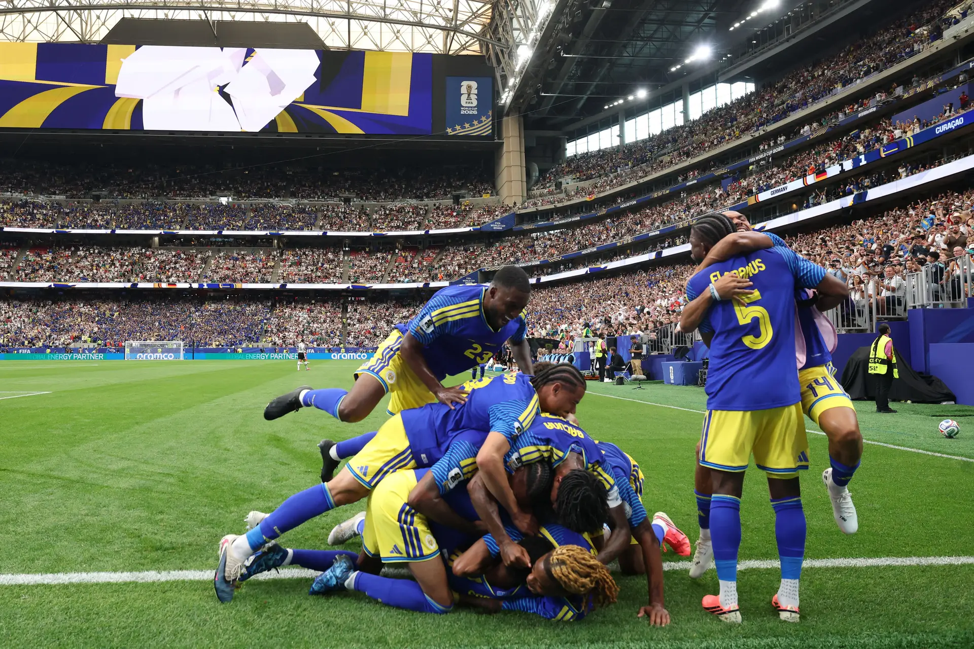 Curaçau ainda sorriu e festejou na cara da primeira pesada, mas justa lição do Mundial