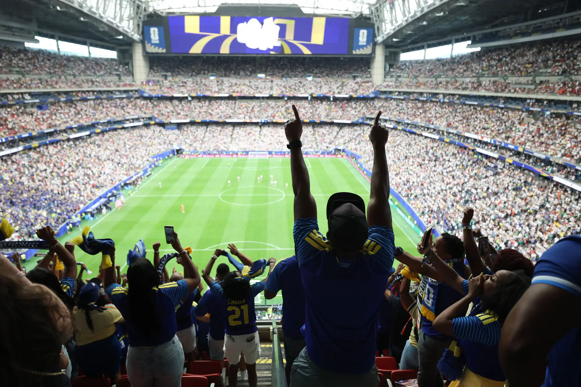 Adeptos de Curaçau dentro do estádio, em Houston, a festejarem o golo que a sua seleção marcou à Alemanha durante a primeira parte da estreia do país no Mundial